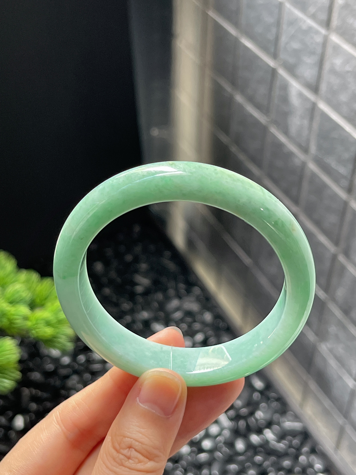 正圈54圈口，翡翠糯化种淡绿色手镯