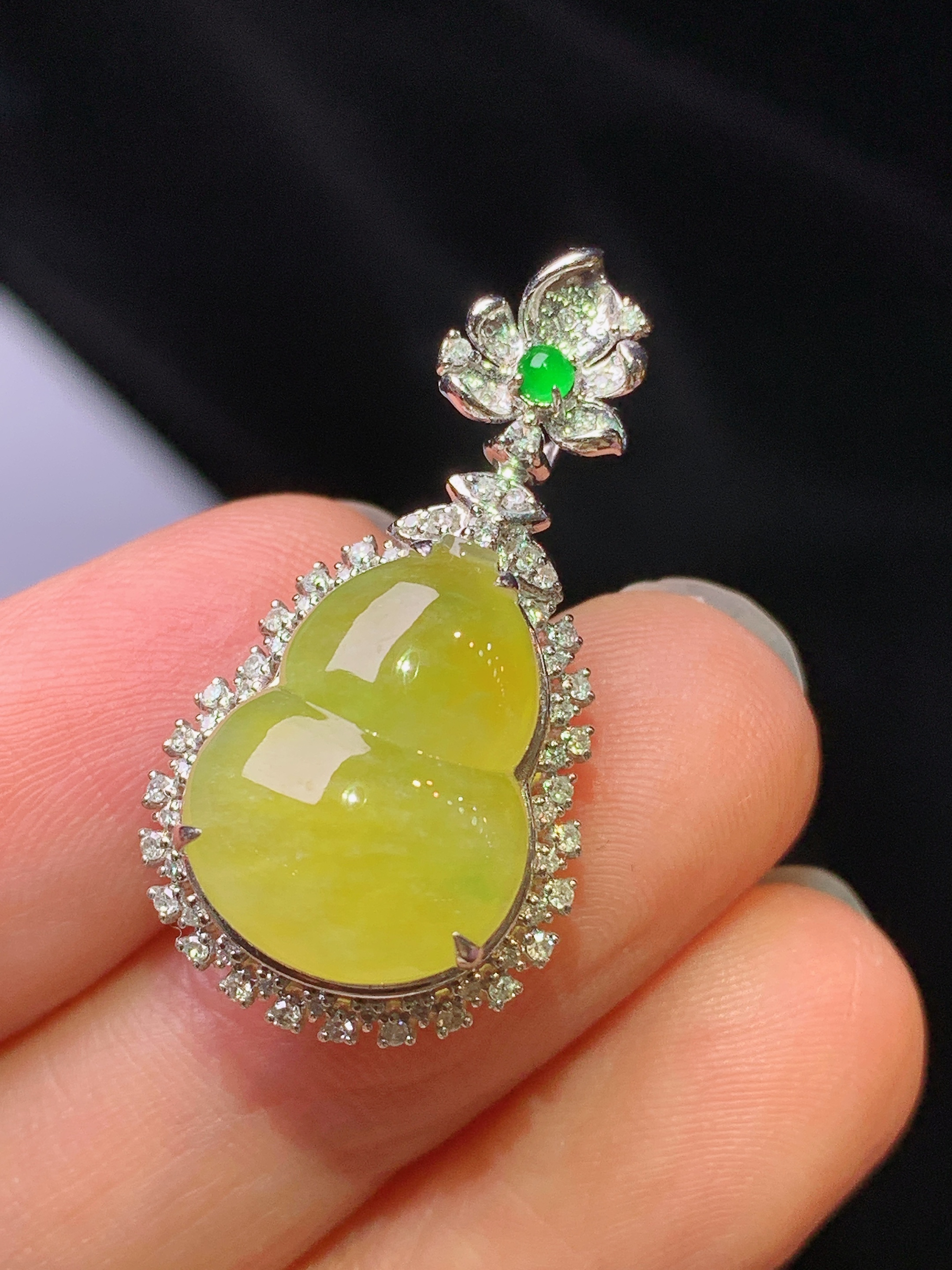 18k金钻镶嵌黄翡葫芦吊坠 玉质细腻 色泽艳丽清新 水润亮眼 整体尺寸29.3*15.3*10.8y4