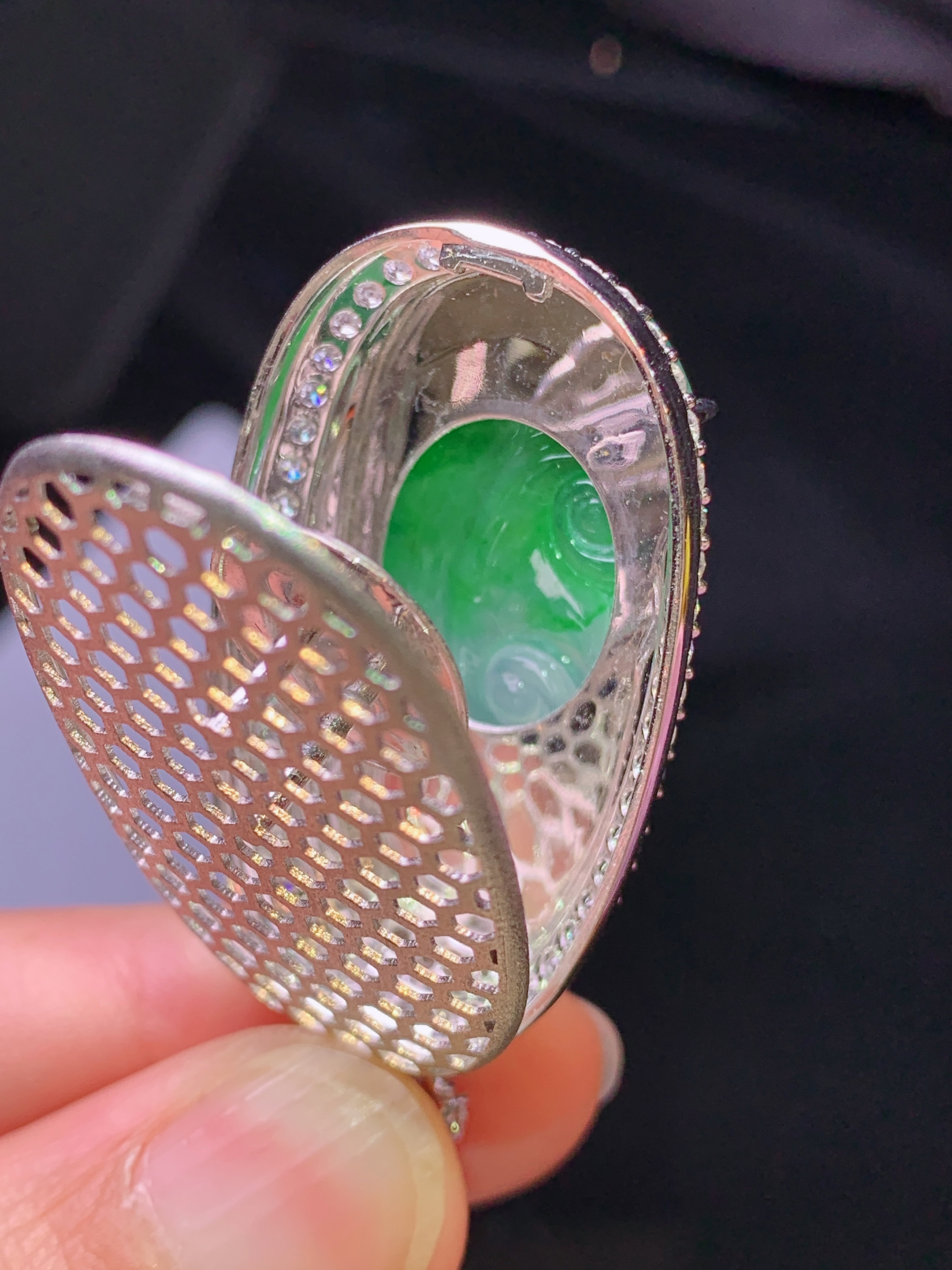 18k金钻镶嵌翠绿如意吊坠 玉质细腻 色泽艳丽清新 水润亮眼 整体尺寸45*22*11.2m4