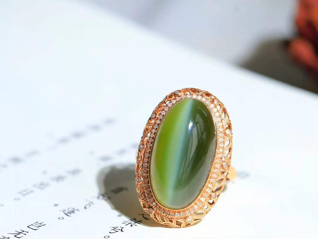 【金镶玉.戒指】

精品和田玉碧玉猫眼18k金戒指 玉质细腻温润 油性十足 ，不论时光如何流转变化，