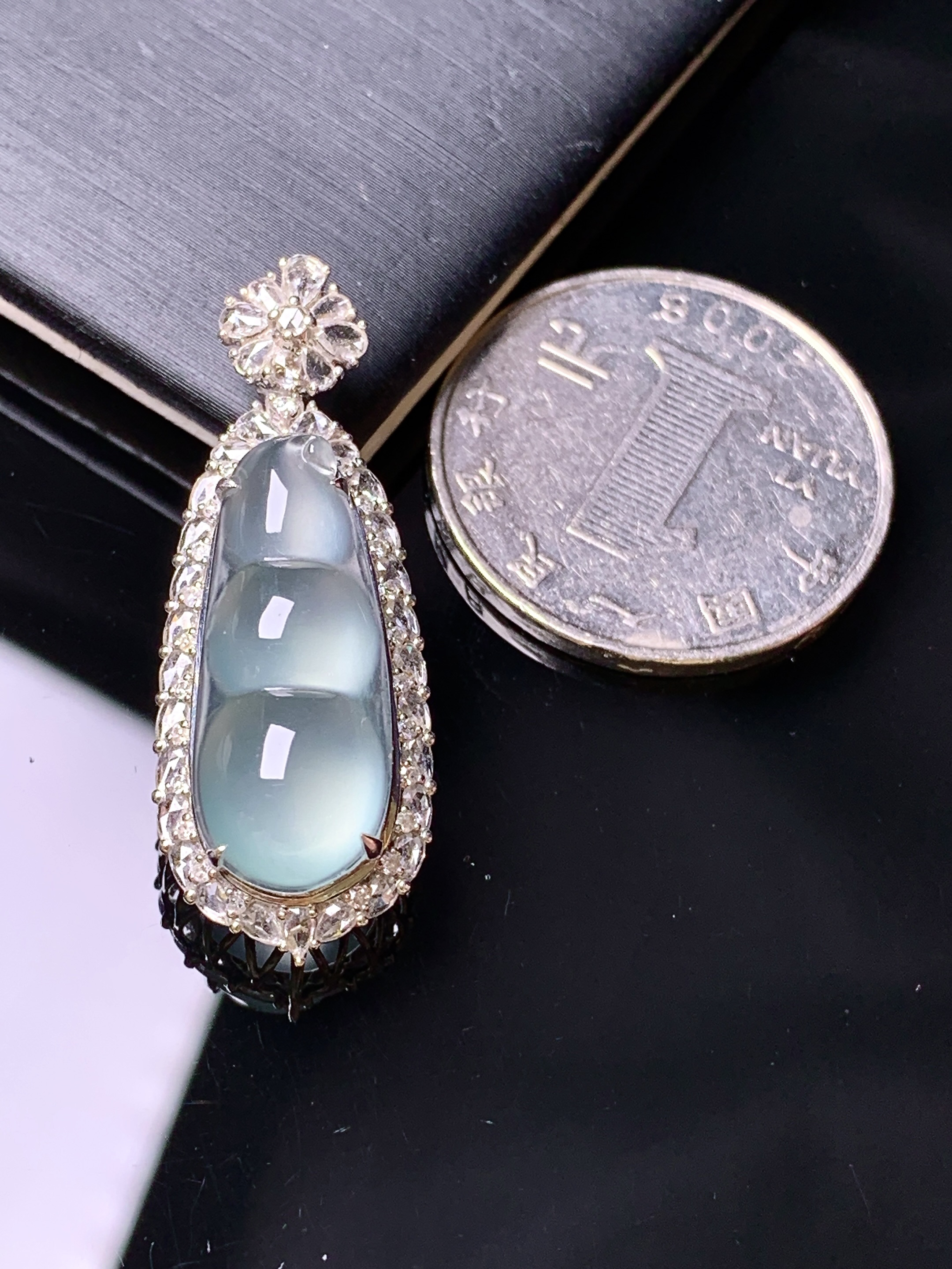 18k金钻镶嵌冰种四季豆吊坠 玉质细腻 色泽艳丽清新 水润亮眼 整体尺寸34.8*13.3*10.5y4