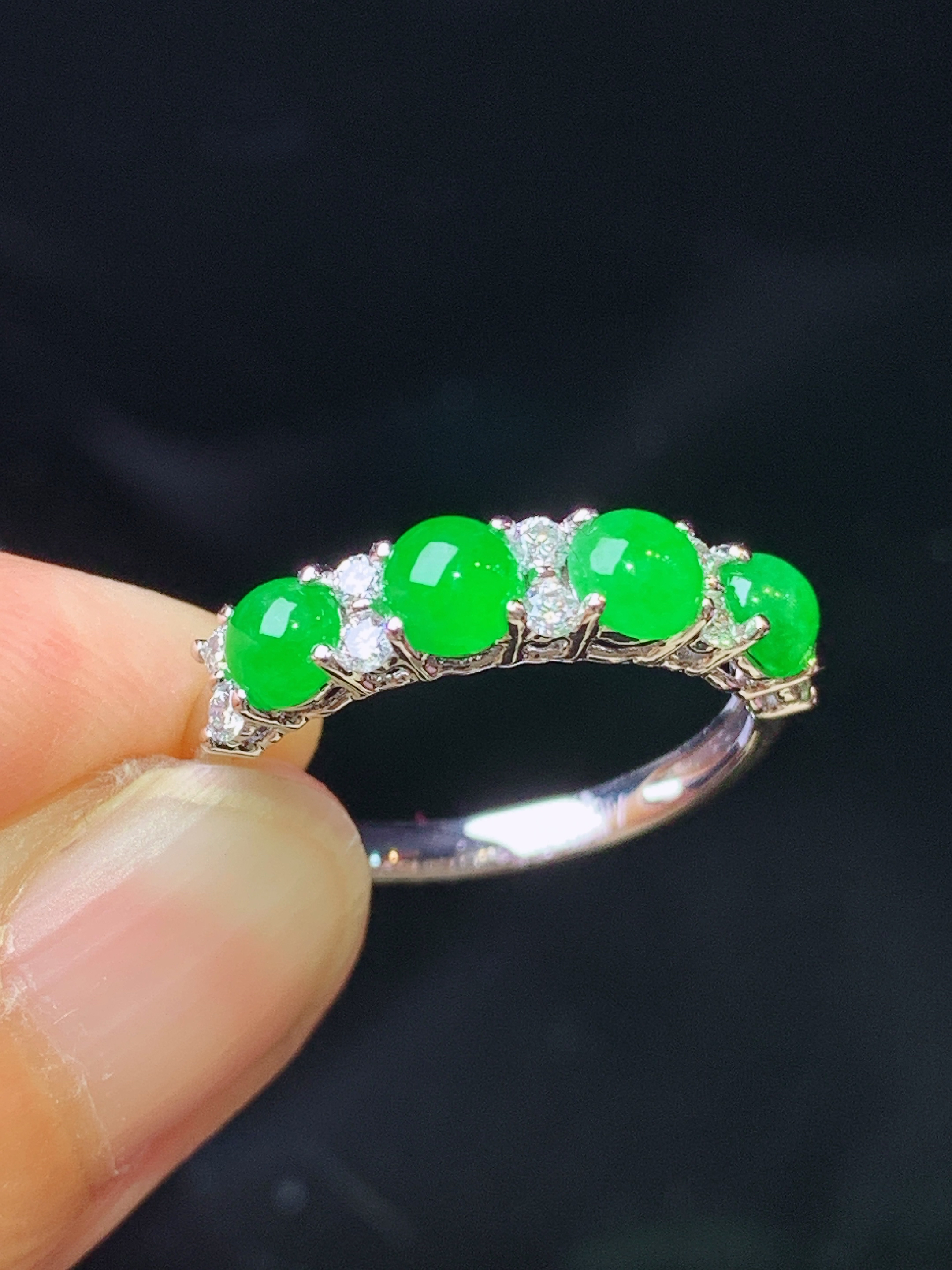 18k金钻镶嵌满绿蛋面戒指 玉质细腻 色泽艳丽清新 水润亮眼 圈口13.5 整体尺寸4*2.2