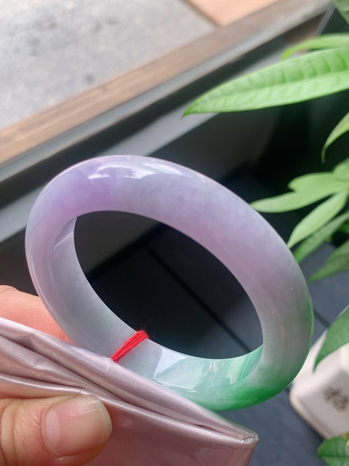 【翡翠名称】老种春彩飘阳绿52.3正圈口手镯
【翡翠尺寸】52.3/12.6/8.9mm适合51.3-53.5正圈口佩戴
【翡翠描述】宝贝种老水足，玉质细腻，色泽靓丽，性价比高，佩戴效果好！
【其它赠送】权威证书/精美挂绳盒子/支持全国复检