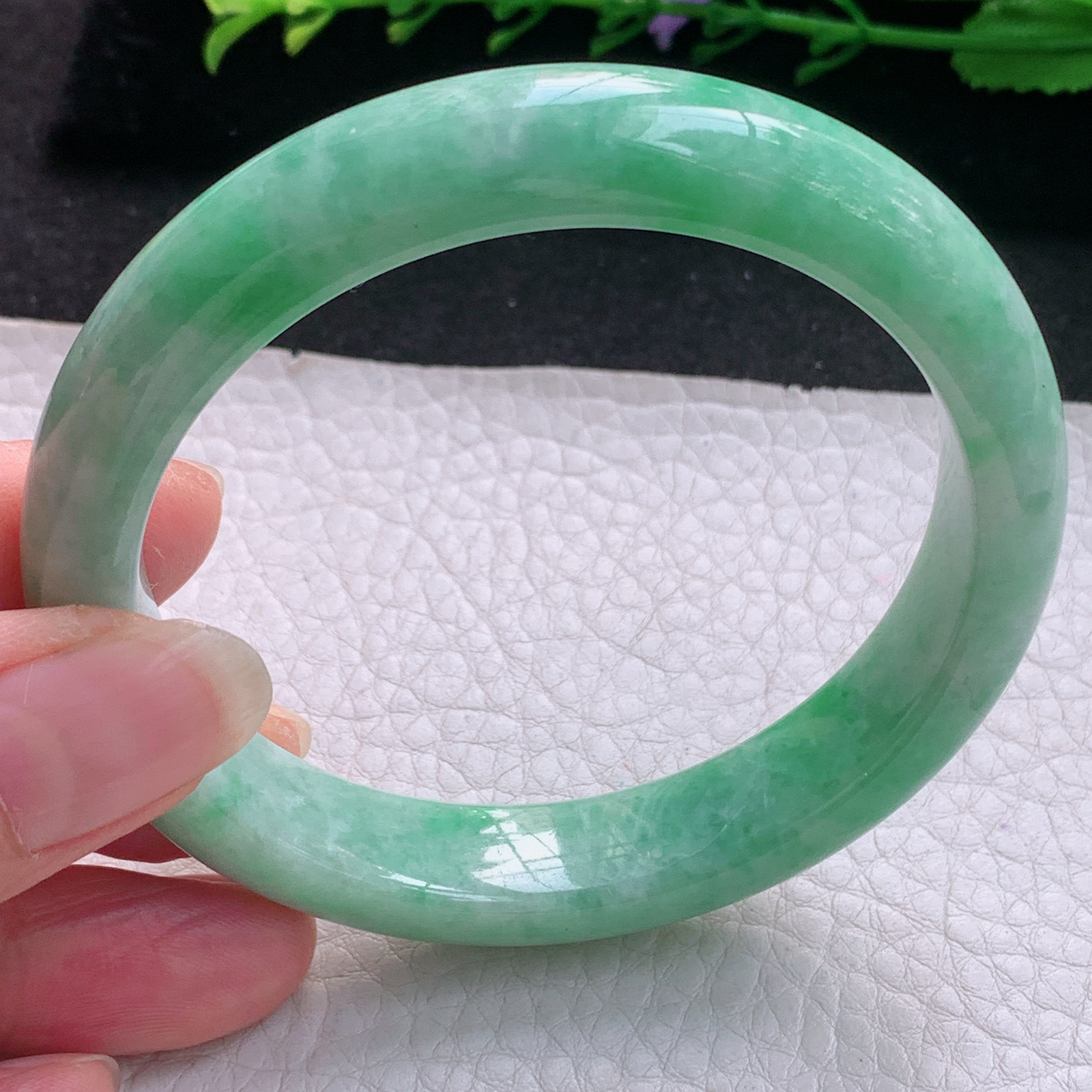 n清新款58*12*8.5平安镯 缅甸翡翠A货玉手镯精美白底青宽边玉手镯