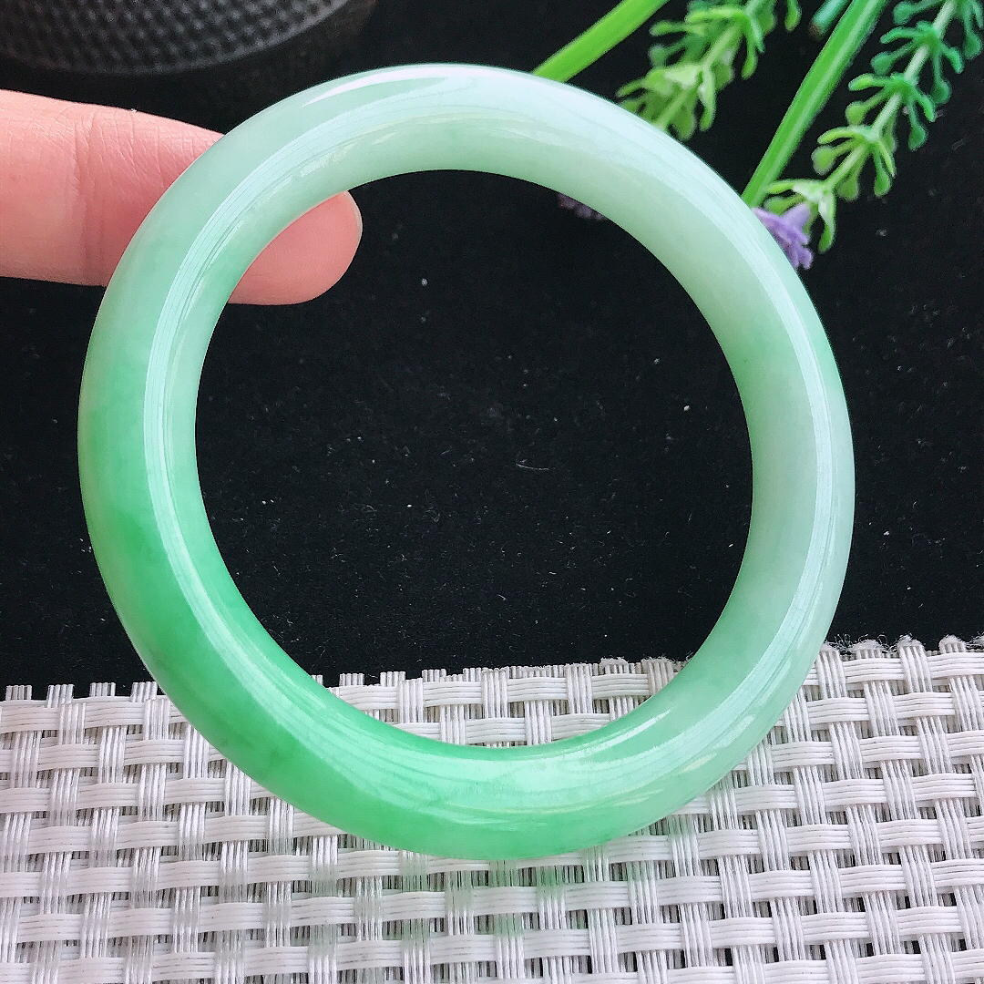 实拍天然翡翠55/9.8/9.6老坑精美飘阳绿圆条手镯翡翠玉镯手环