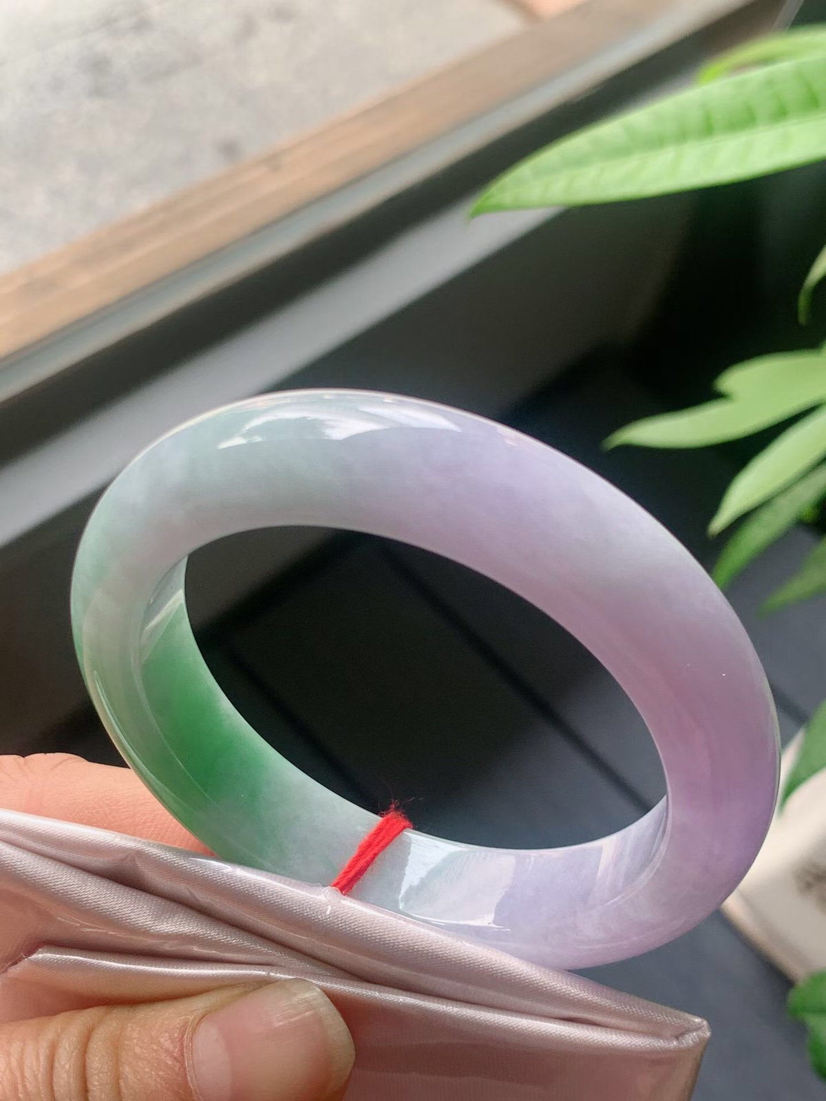 【翡翠名称】老种春彩飘阳绿52.3正圈口手镯
【翡翠尺寸】52.3/12.6/8.9mm适合51.3-53.5正圈口佩戴
【翡翠描述】宝贝种老水足，玉质细腻，色泽靓丽，性价比高，佩戴效果好！
【其它赠送】权威证书/精美挂绳盒子/支持全国复检