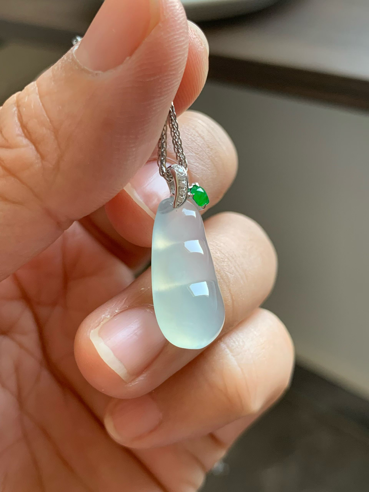 白冰果冻富贵豆

裸石22*11*6.2 整体长度26.5mm
18k金钻石镶嵌