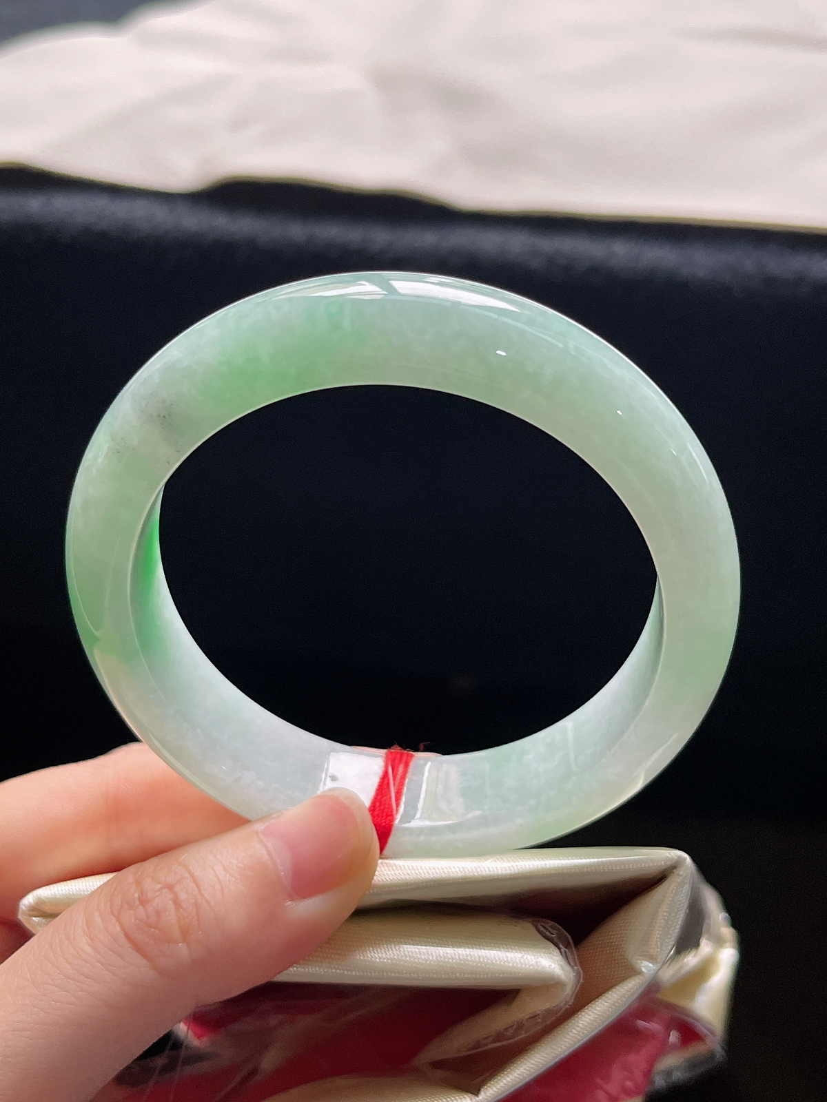 正圈57.6圈口，翡翠冰糯种飘绿手镯