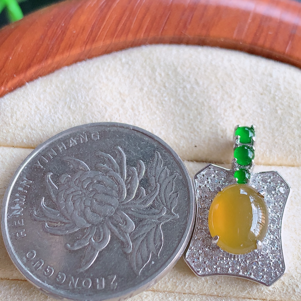 冰黄翡蛋面吊坠  玉质细润，翠绿色  沁人心脾 ，高档大气，镶嵌效果倍增，W815.15  整体尺寸：20.8-12.8-6.8mm  裸石尺寸：9-7.5mm