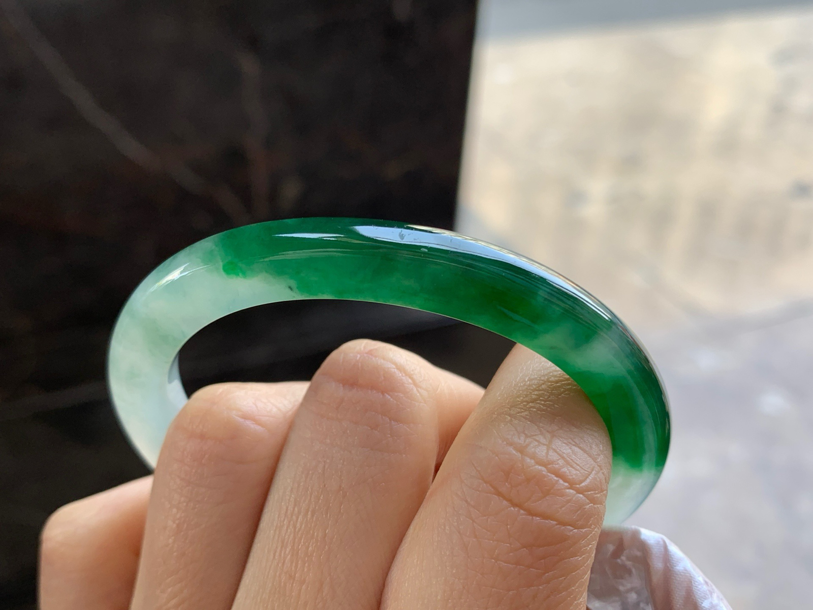 52-7.5-7.5

辣绿色贵妃手镯^_^种水足 鲜艳 正圈50可以带