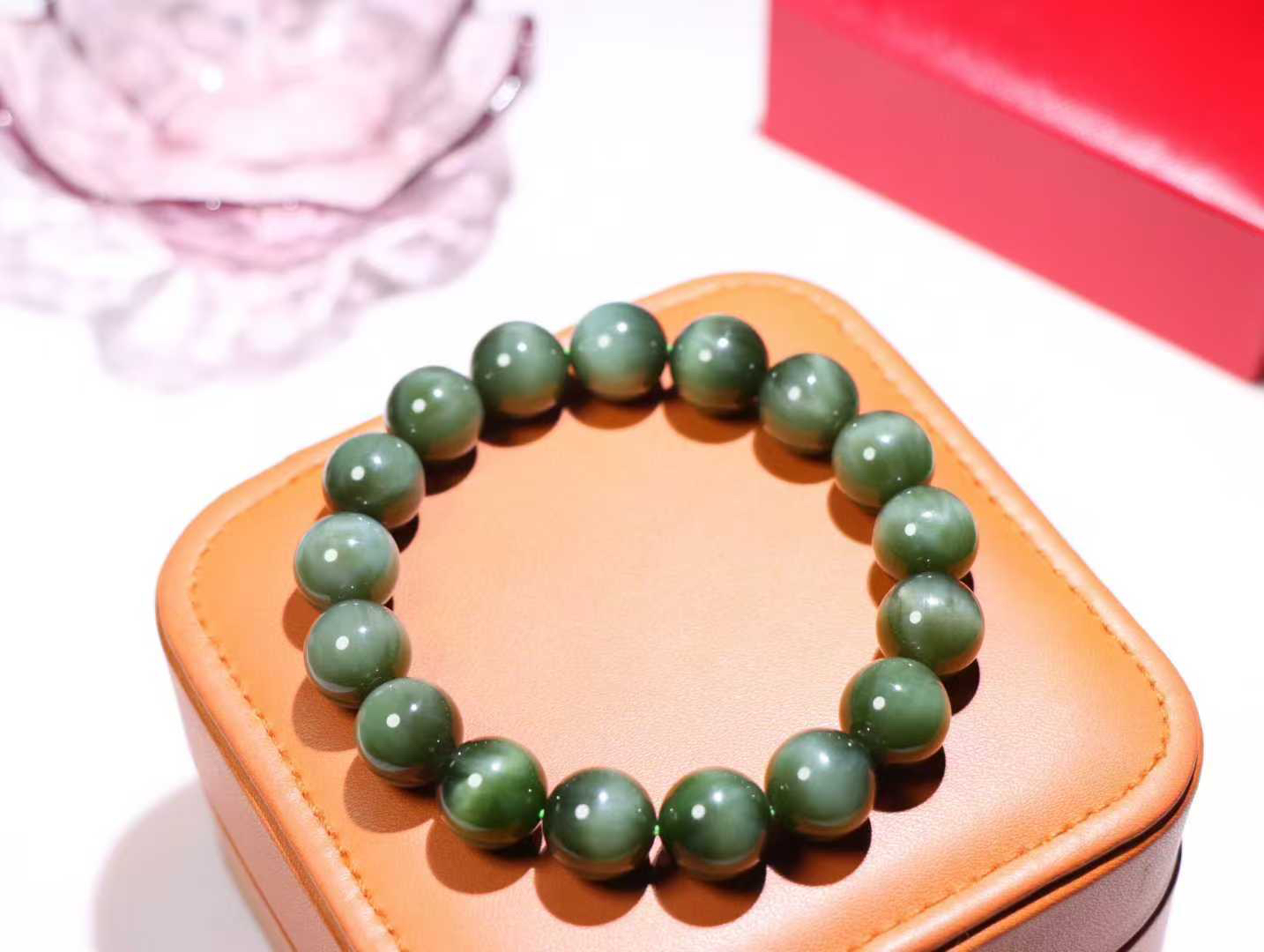 （猫眼手串）

和田玉碧玉猫眼圆珠手串 质地温润灵动 猫眼儿般的光中，有波光潋滟，也有梦幻清韵。行走