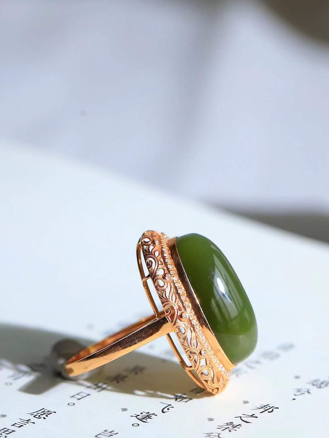 【金镶玉.戒指】

精品和田玉碧玉猫眼18k金戒指 玉质细腻温润 油性十足 ，不论时光如何流转变化，这枚戒指始终闪耀着最初的光芒。精工镶嵌18K金 （保真金 可检测贵金属18K金） 重5.4克 内径17mm尺寸20.3-10.8mm 55361733T