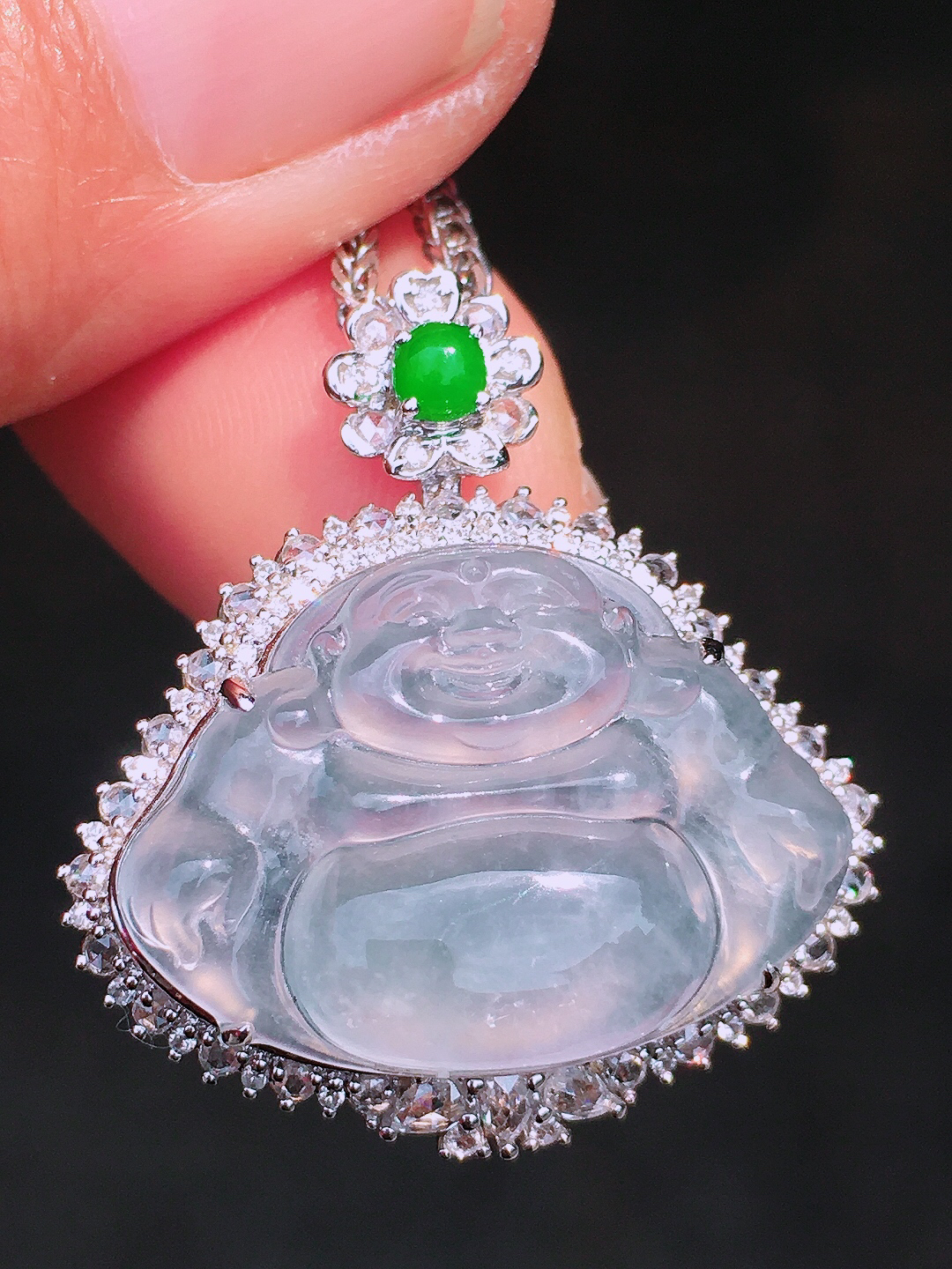 冰种佛公吊坠，玉质细腻，荧光感超
强，饱满圆润，尽显优雅气质，18k
金豪华镶嵌