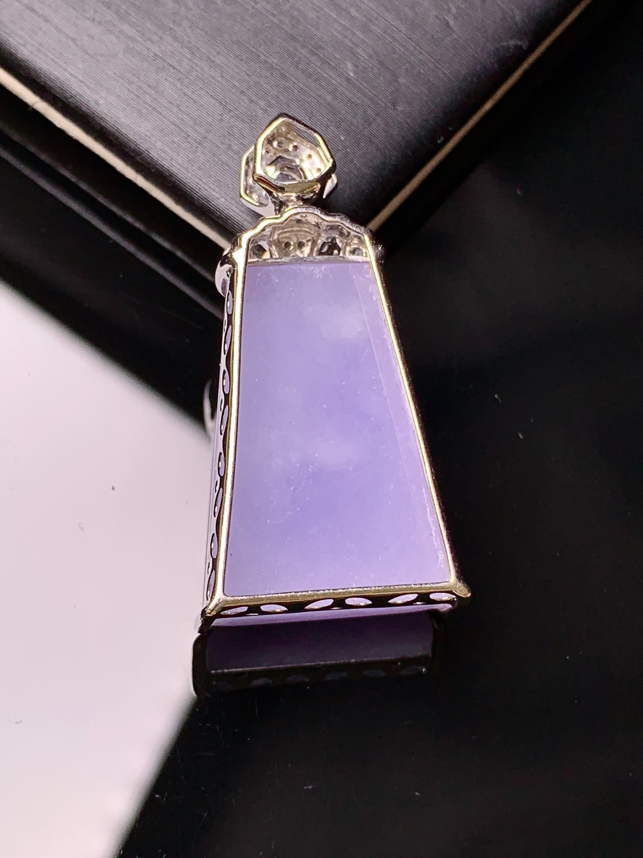 18k金钻镶嵌紫罗兰无事牌吊坠 玉质细腻 色泽艳丽清新 水润亮眼 整体尺寸33.5*17.3*8.3