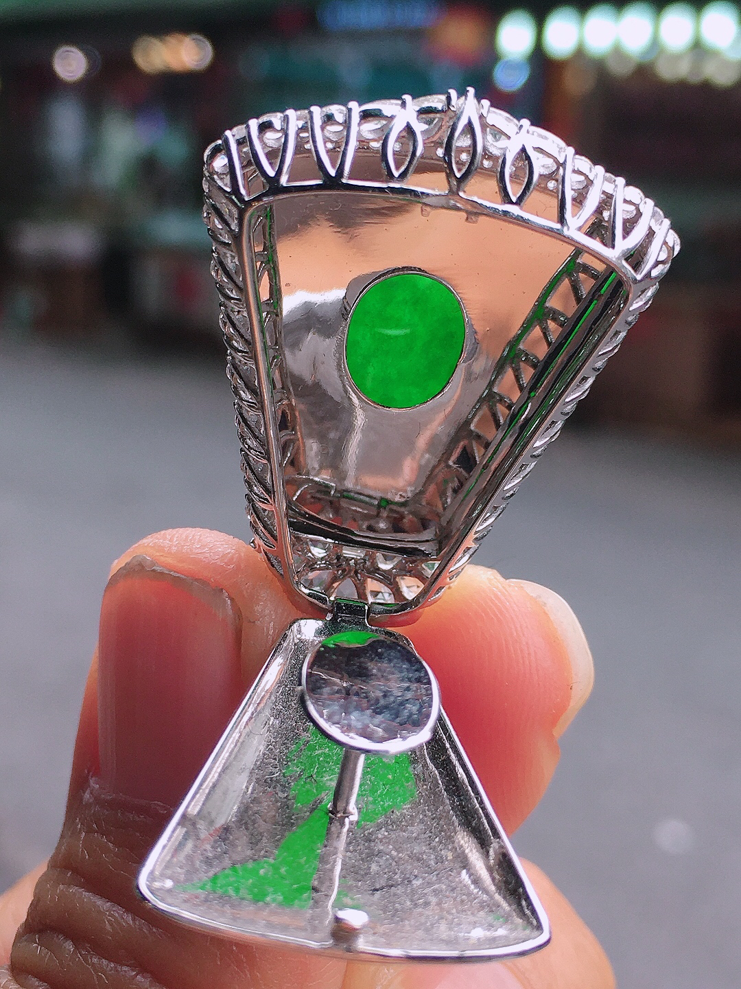 阳绿无事牌吊坠，色泽均匀艳丽，玉质细腻，荧光感超
强，饱满圆润，尽显优雅气质，18k
金豪华镶嵌