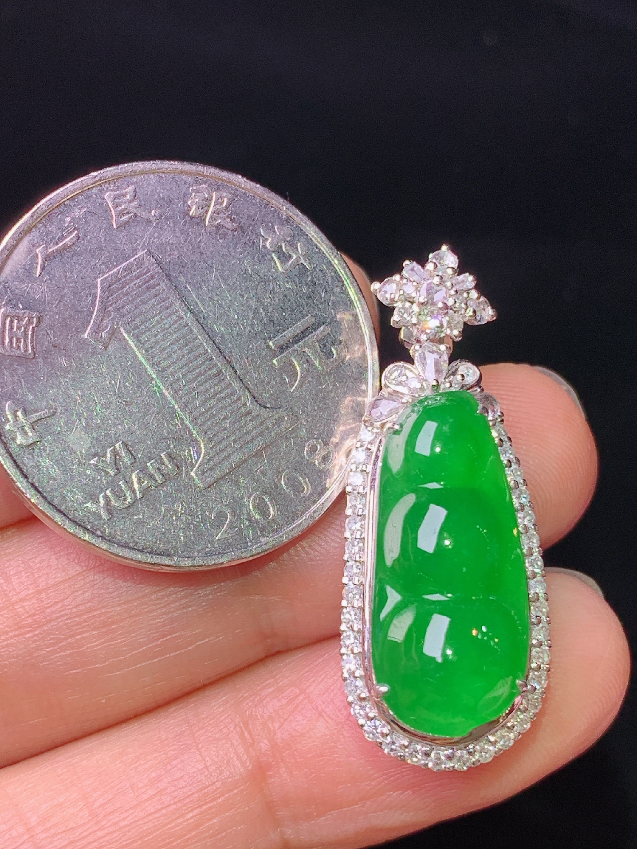 18k金钻镶嵌满绿四季豆吊坠 玉质细腻 色泽艳丽清新 水润亮眼 整体尺寸31*12*9.5h1