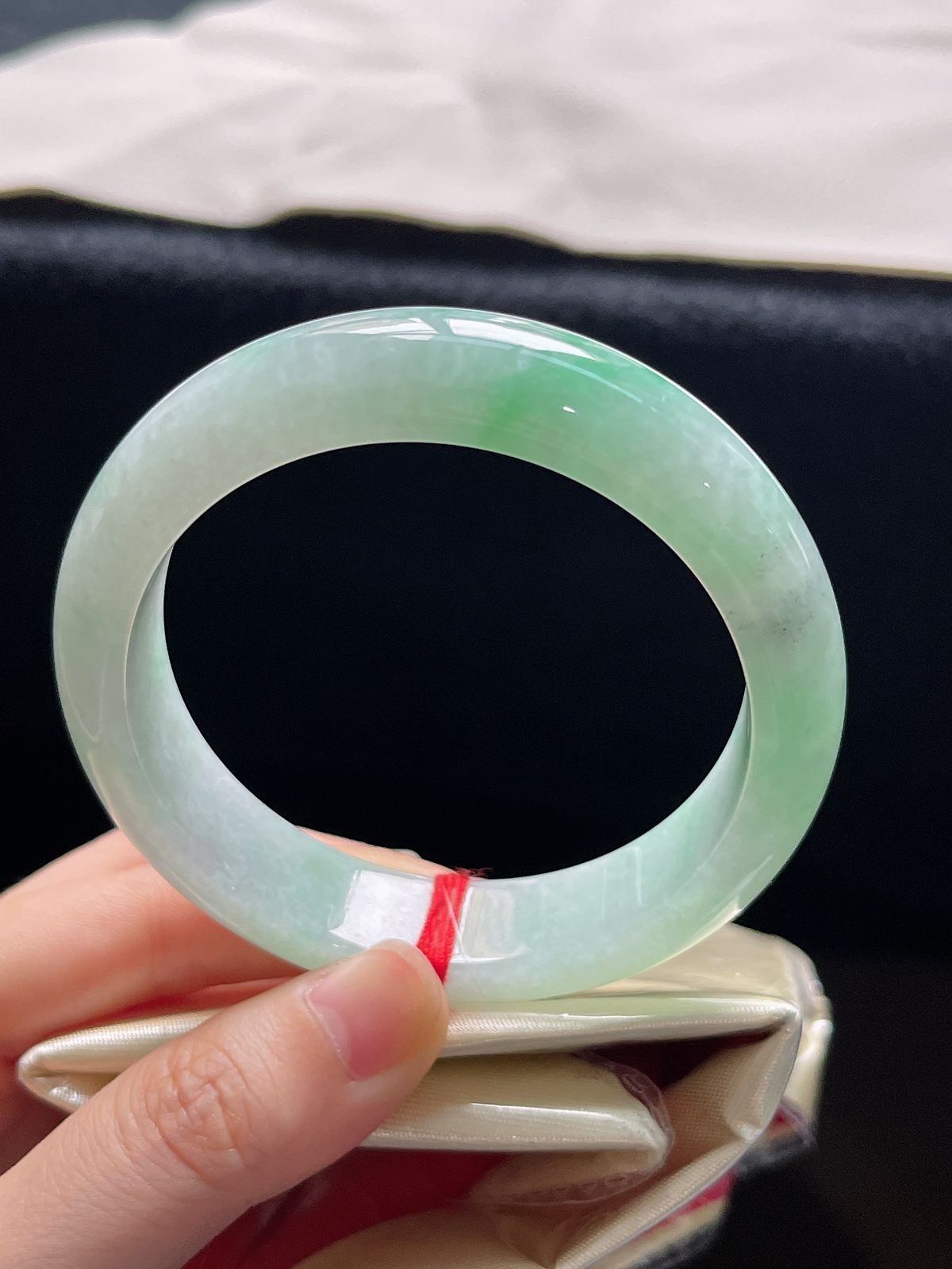 正圈57.6圈口，翡翠冰糯种飘绿手镯