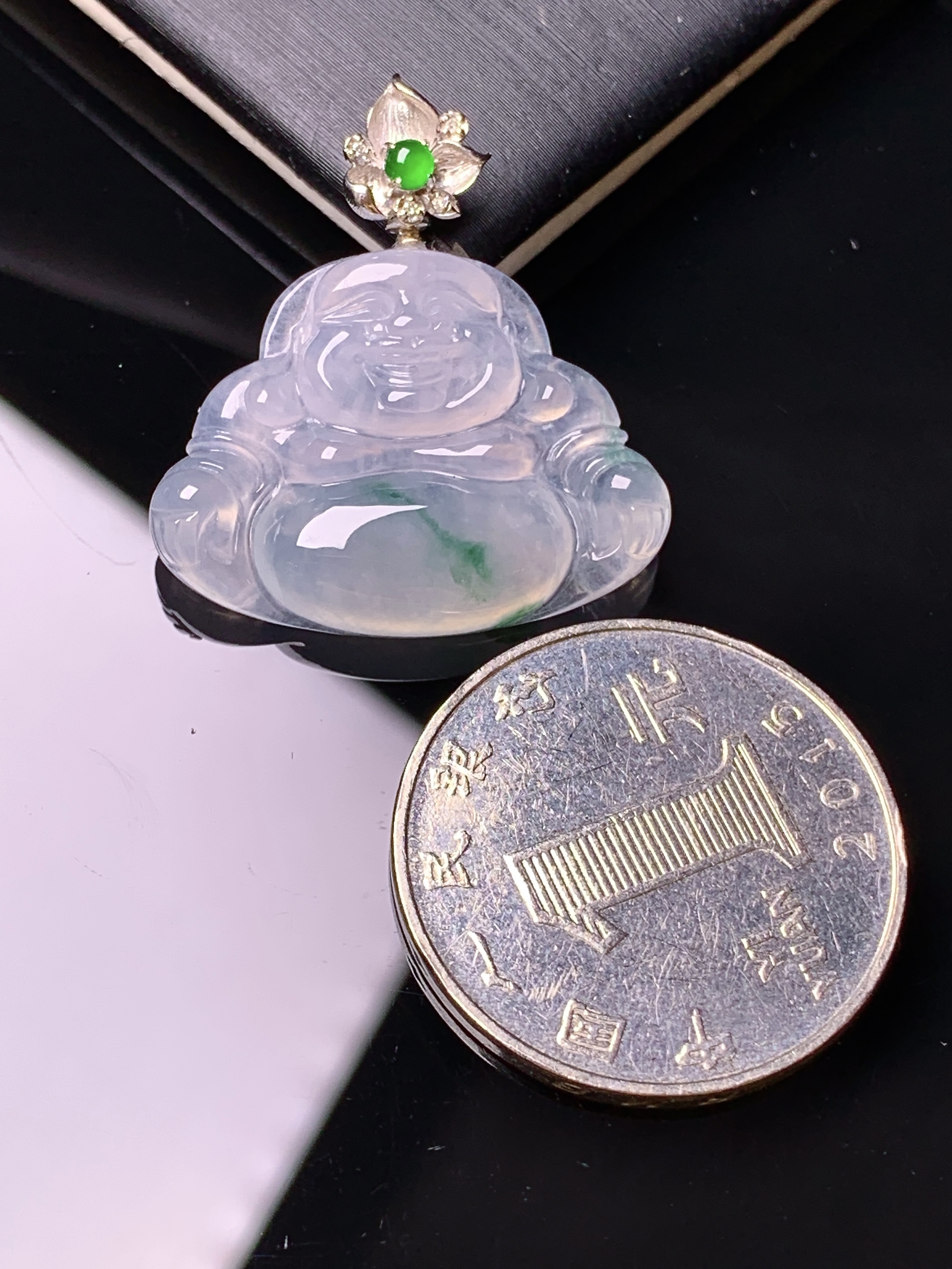 18k金钻镶嵌飘绿佛公吊坠 玉质细腻 色泽艳丽清新 水润亮眼 整体尺寸28.5*26.5*4.8*2x