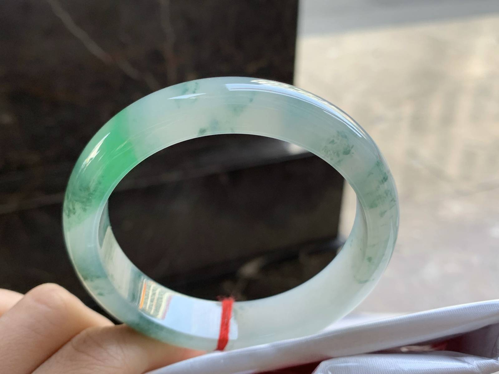 58.5-13.9-8.8

冰绿飘花手镯^_^水润