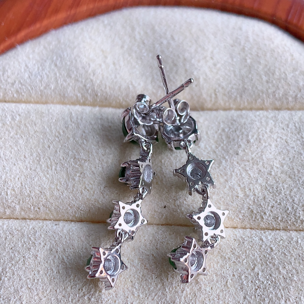 冰润满绿翡翠925银镶嵌耳钉，自然光实拍，翠色灵动，颜色漂亮，种老水足，品相佳，佩戴佳品！W815.15  取一整体尺寸：26-5.5-3.8mm  裸石尺寸：5.3mm