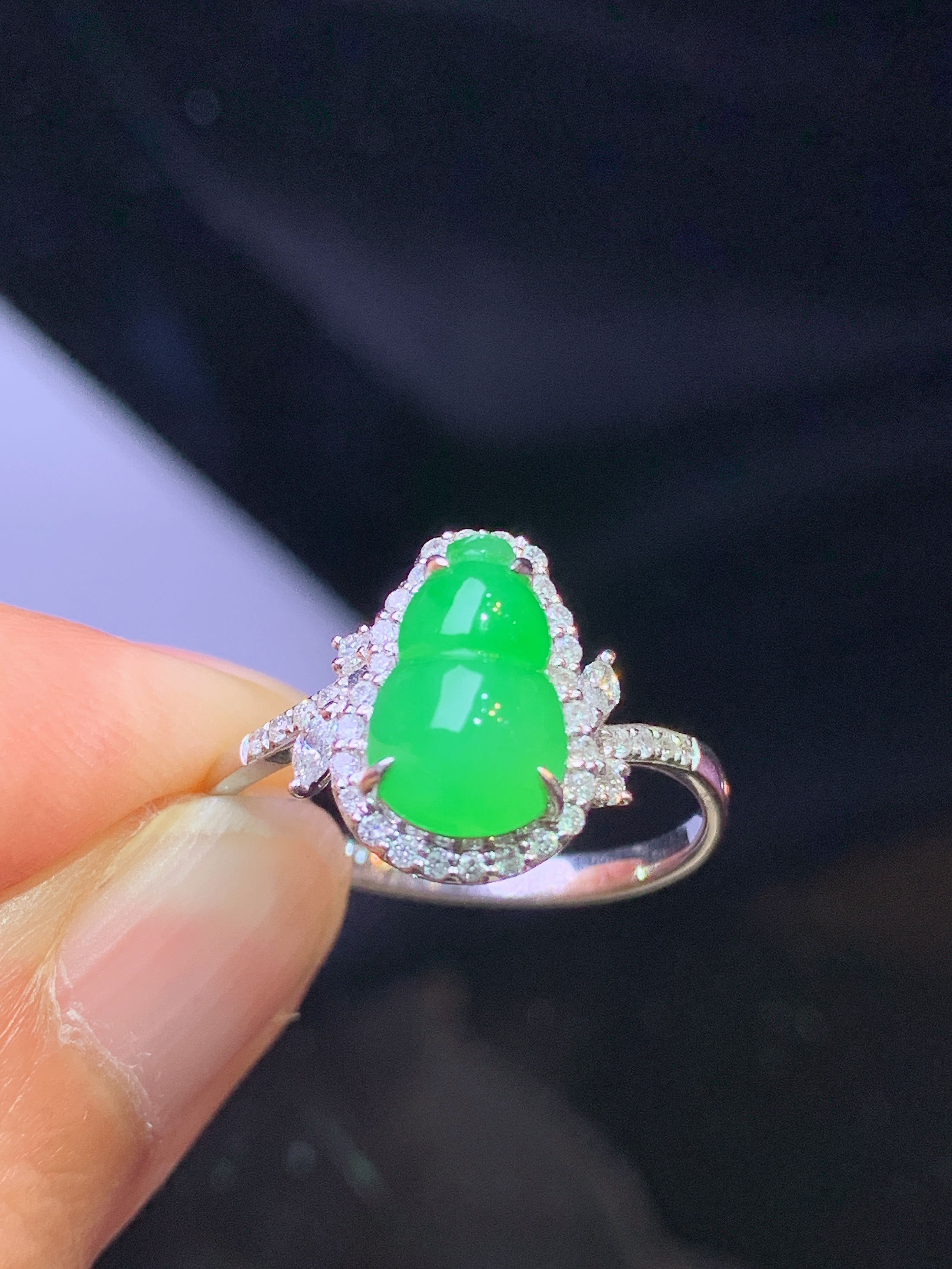 18k金钻镶嵌翠绿葫芦戒指 玉质细腻 色泽艳丽清新 水润亮眼 圈口14 整体尺寸12.2*11.8*7t1