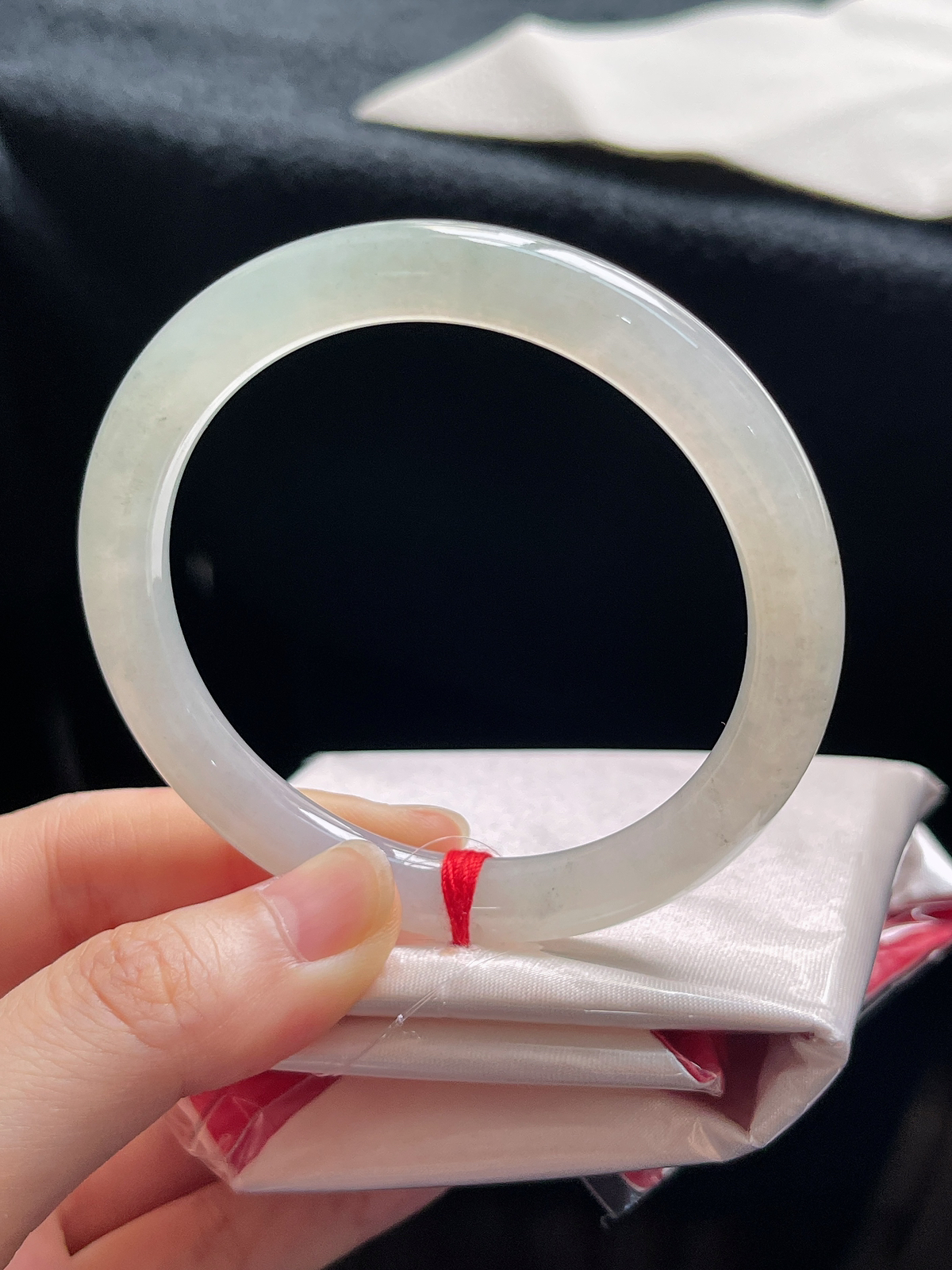 圆镯55.4圈口，翡翠冰糯种淡绿色手镯