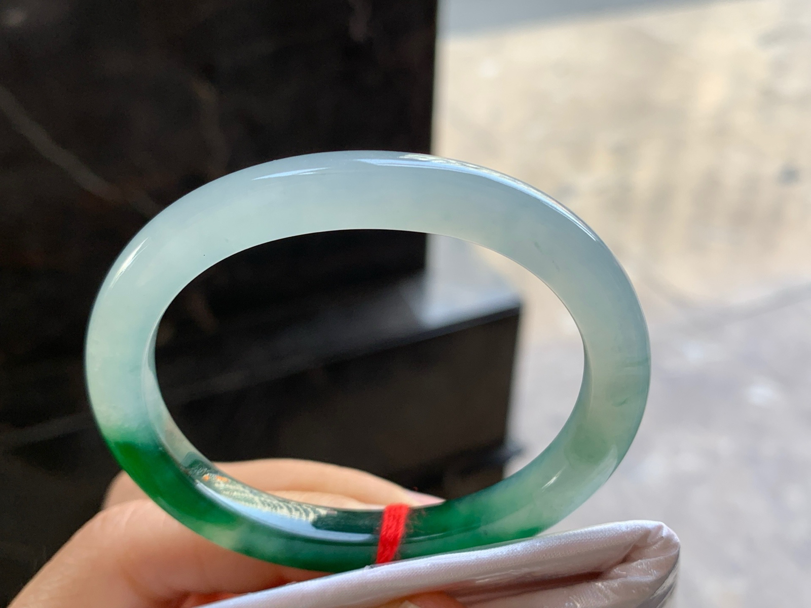 52-7.5-7.5

辣绿色贵妃手镯^_^种水足 鲜艳 正圈50可以带