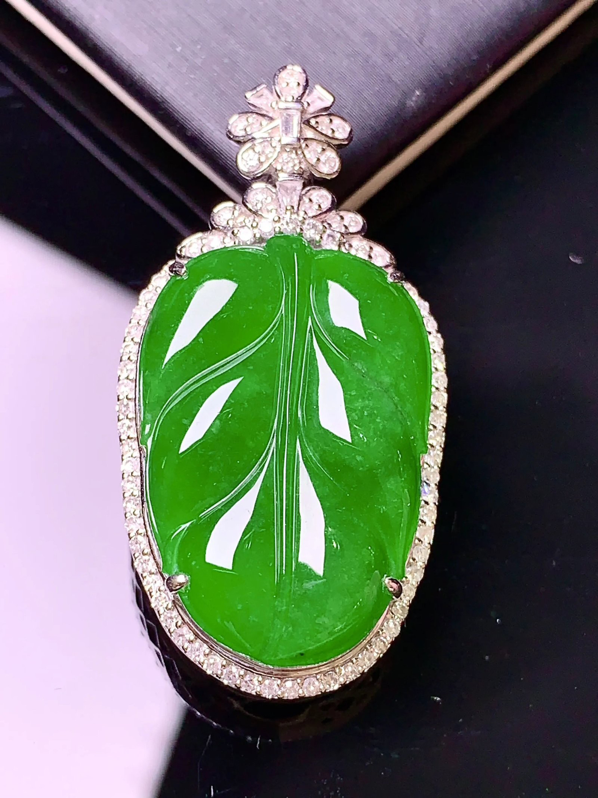 18k金钻镶嵌满绿树叶吊坠 玉质细腻 色泽清新艳丽 整体尺寸37.2*19*11.2