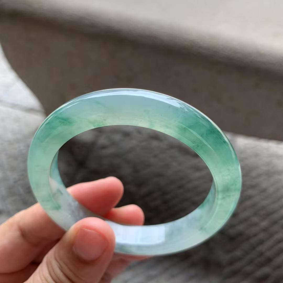 飘绿花正圈手镯尺寸56*11.3*8.8 老种通透，温润柔和，水润光泽，绿花鲜亮，灵动清雅！