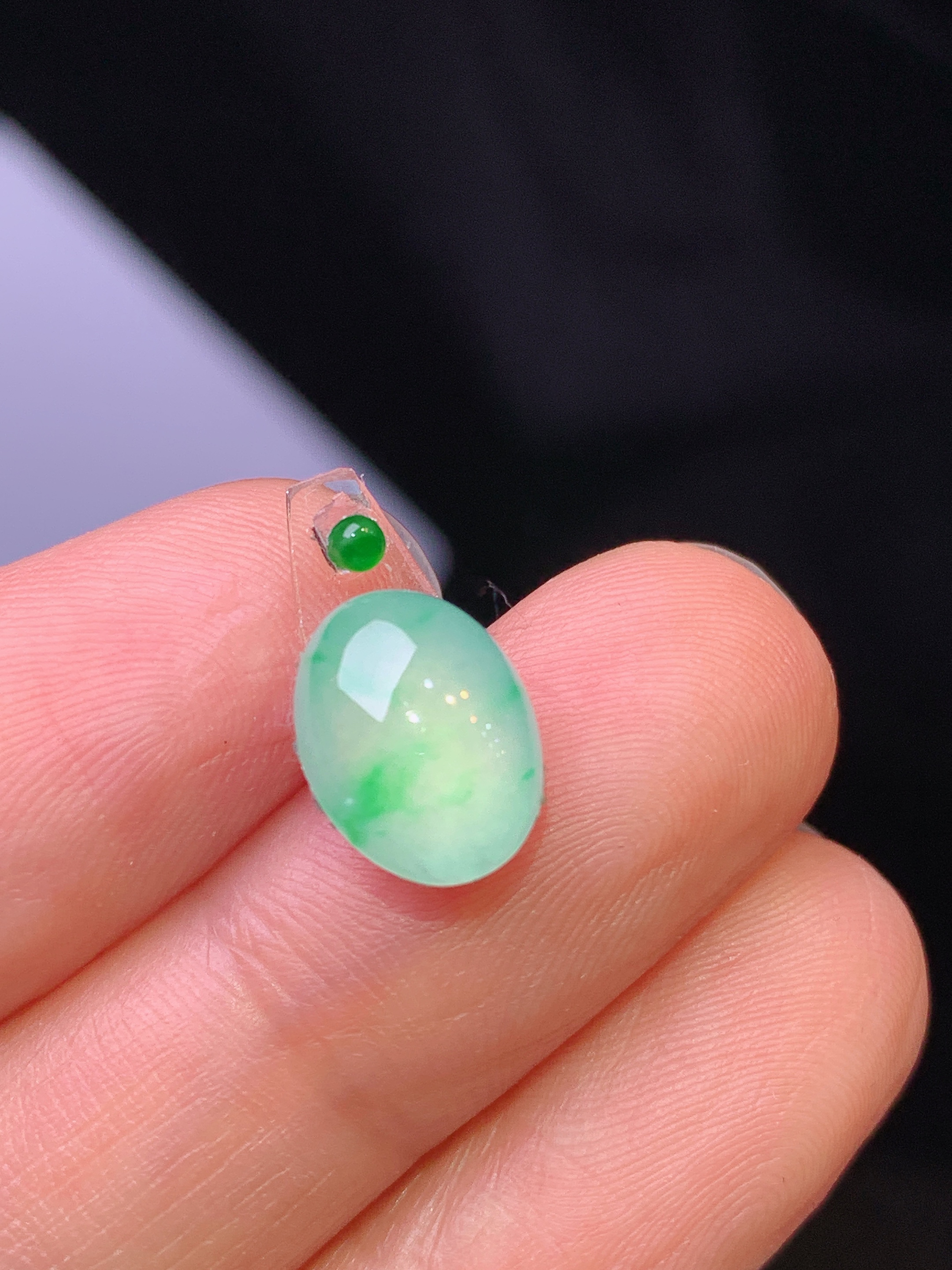 镶嵌款 冰种飘绿蛋面吊坠 玉质细腻 色泽艳丽清新 水润亮眼 整体尺寸10.3*8*4*2x