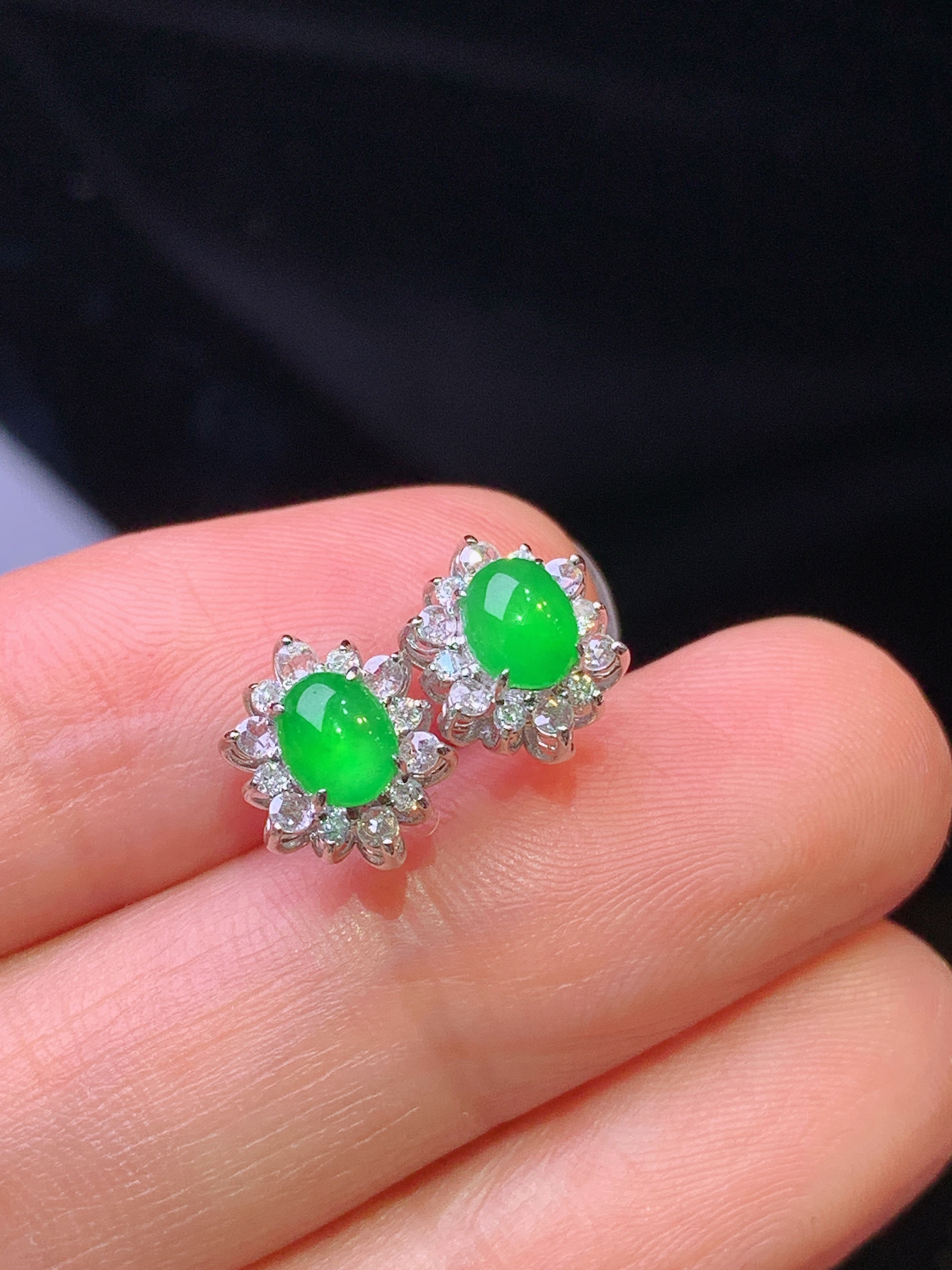 18k金钻镶嵌满绿蛋面耳钉 玉质细腻 色泽艳丽清新 水润亮眼 整体尺寸9.5*7.5*5.8t1