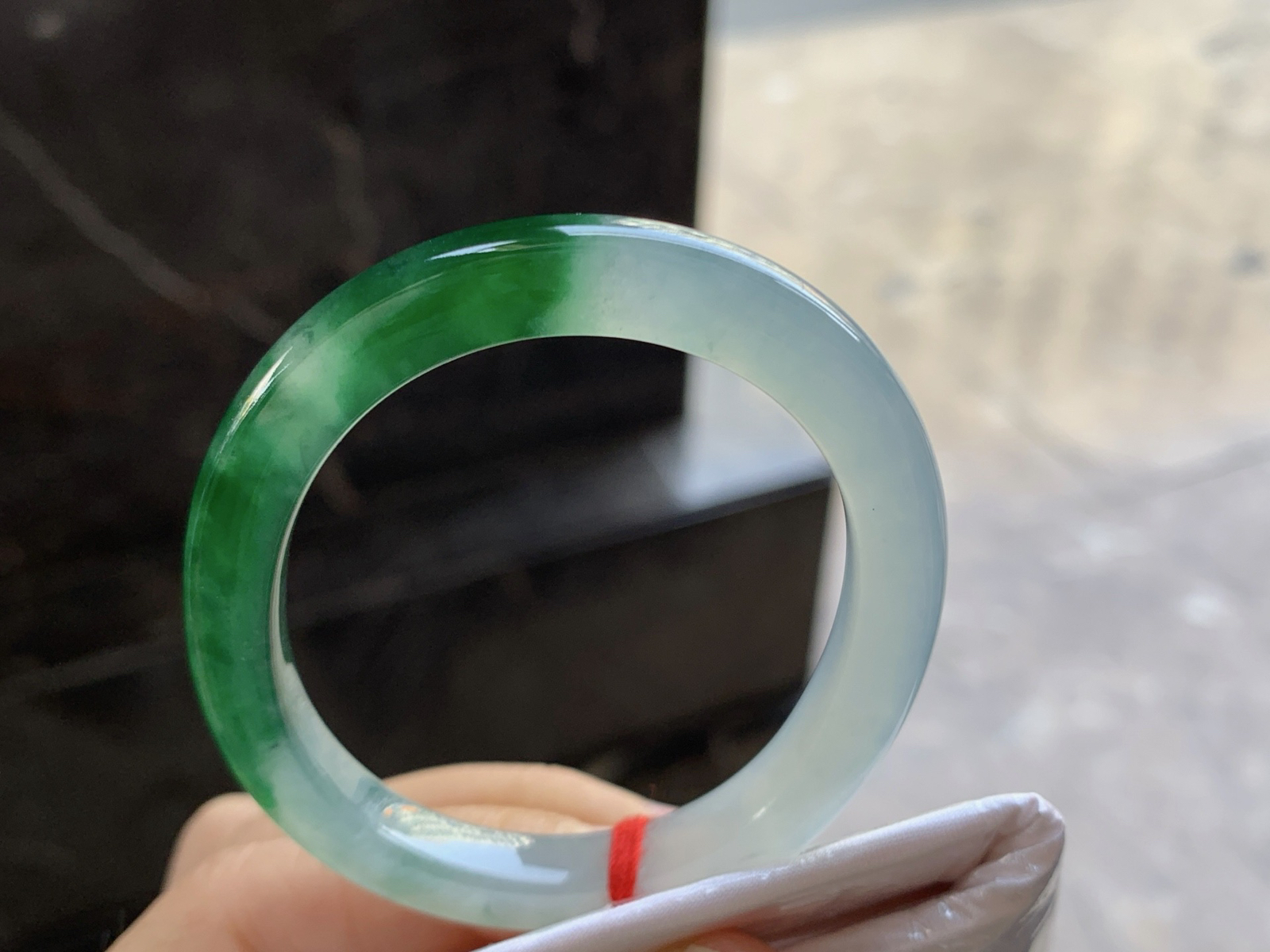 52-7.5-7.5

辣绿色贵妃手镯^_^种水足 鲜艳 正圈50可以带