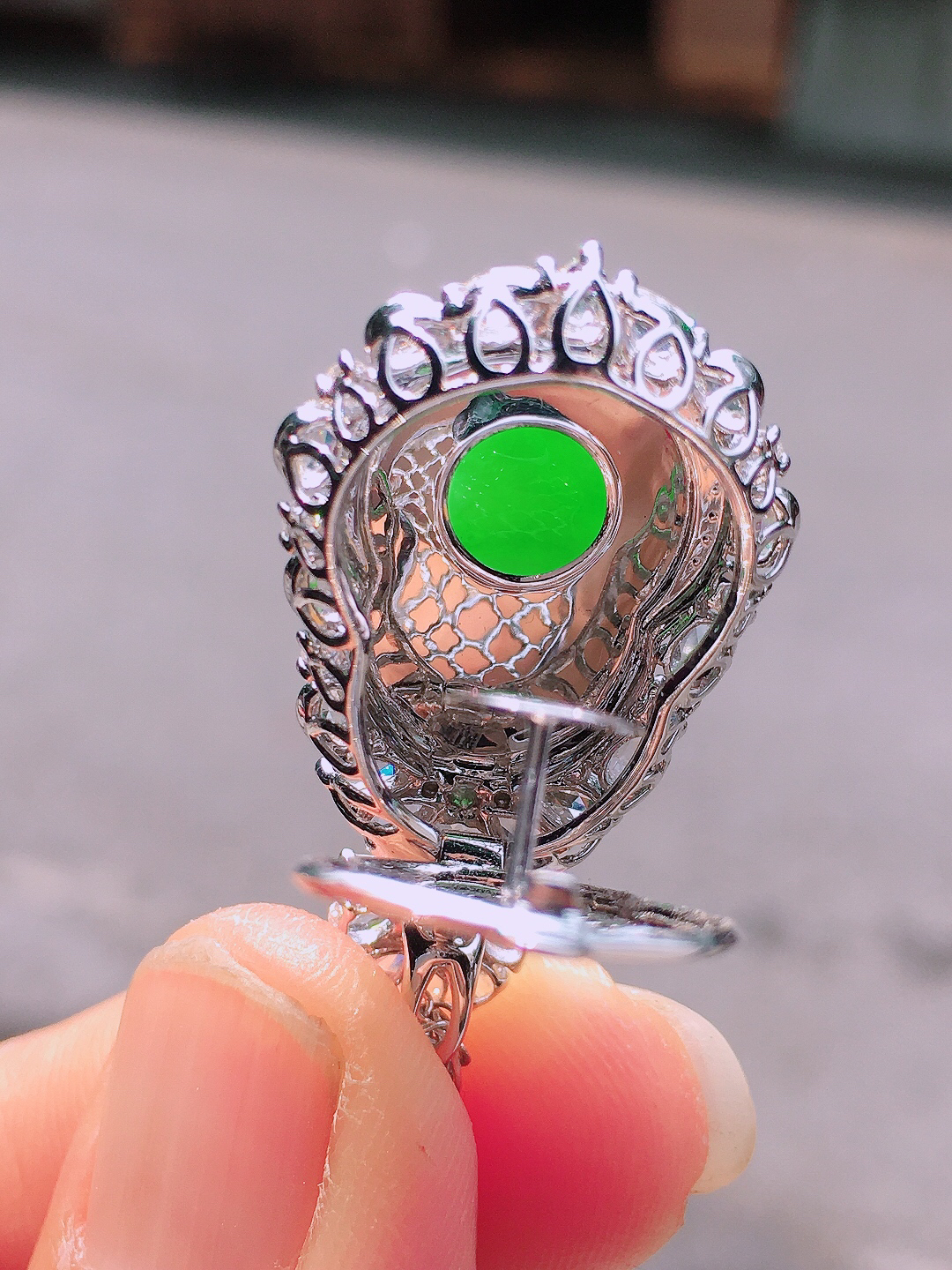 阳绿葫芦吊坠，色泽均匀艳丽，玉质细腻，荧光感超
强，饱满圆润，尽显优雅气质，18k
金豪华镶嵌