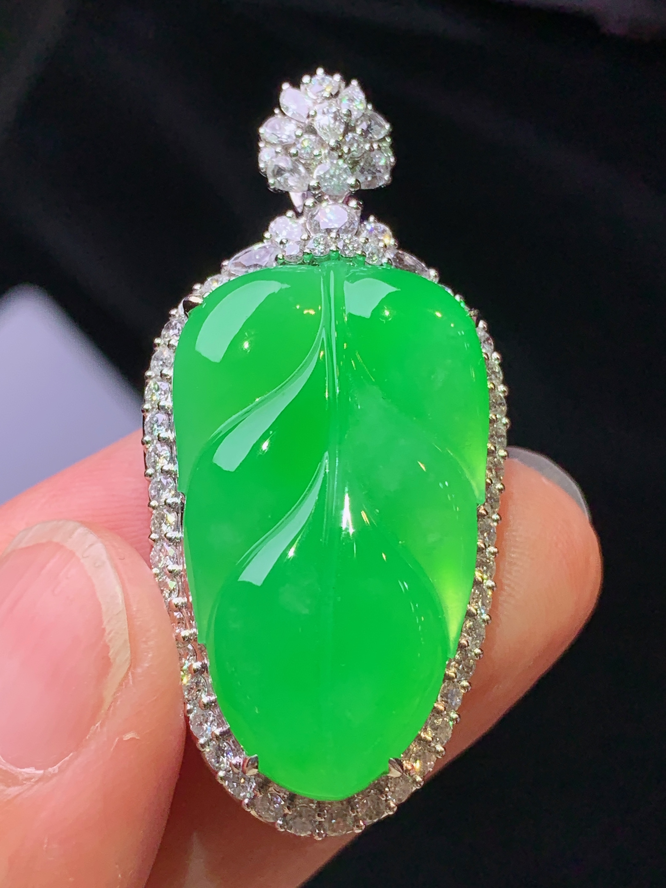 18k金钻镶嵌翠绿树叶吊坠 玉质细腻 色泽艳丽清新 水润亮眼 整体尺寸42.7*20.2*11.3m4