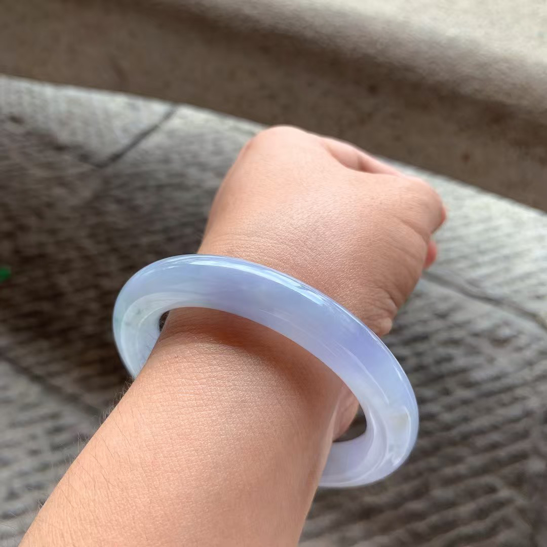 紫罗兰飘花圆条手镯尺寸54*10.5*11 种质细腻，温润柔和，紫色浓郁，花色清新，飘洒金黄翡！