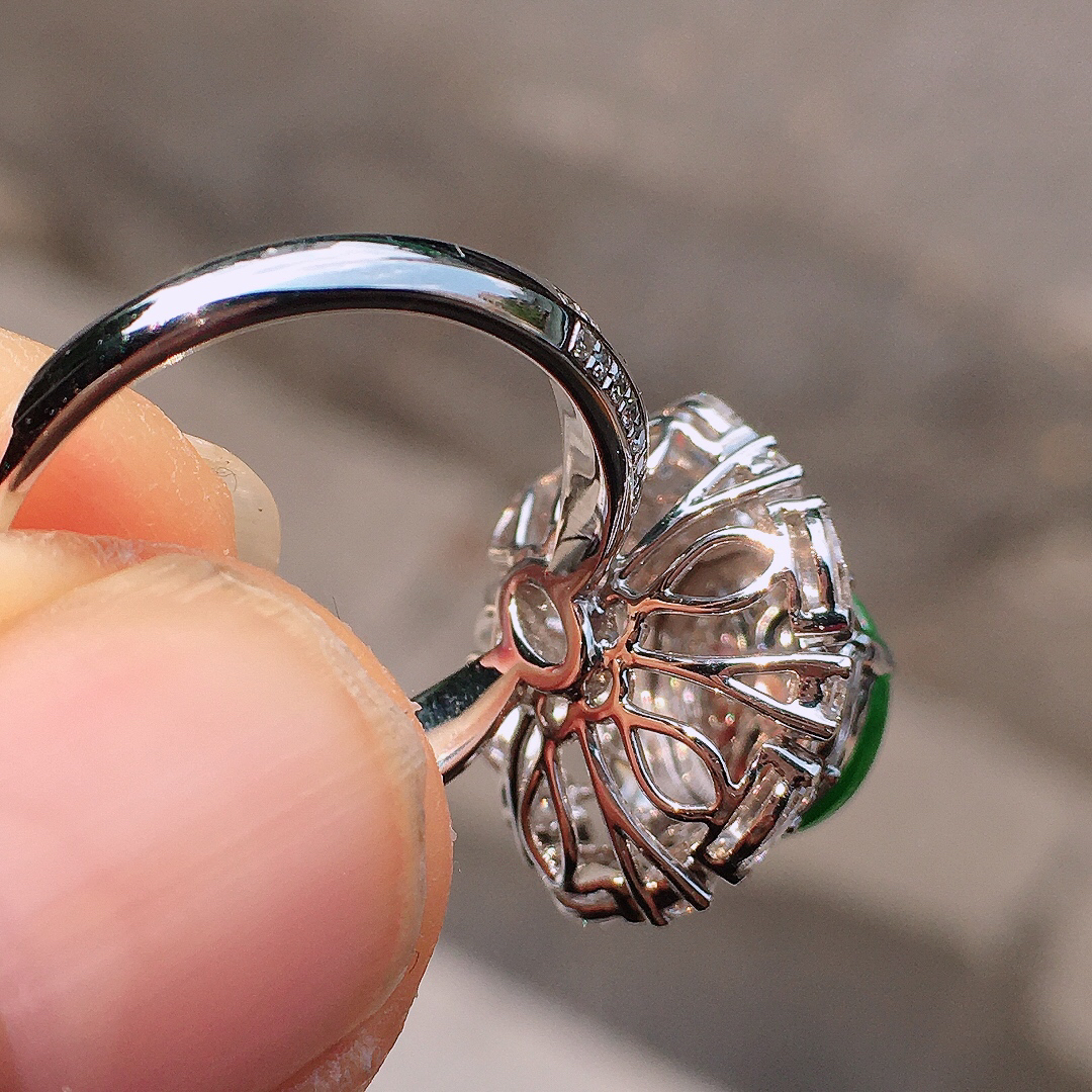 阳绿葫芦戒指，色泽均匀艳丽，玉质细腻，荧光感超
强，饱满圆润，尽显优雅气质，18k
金豪华镶嵌