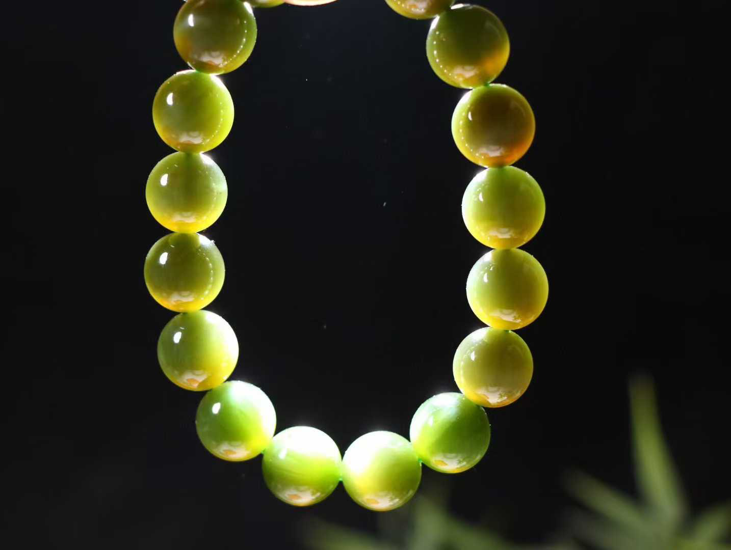 （猫眼手串）

和田玉碧玉猫眼圆珠手串 质地温润灵动 猫眼儿般的光中，有波光潋滟，也有梦幻清韵。行走于市井的喧嚣，相顾不言，便得清欢。

重45.9克 尺寸12.1mm 36823212113O