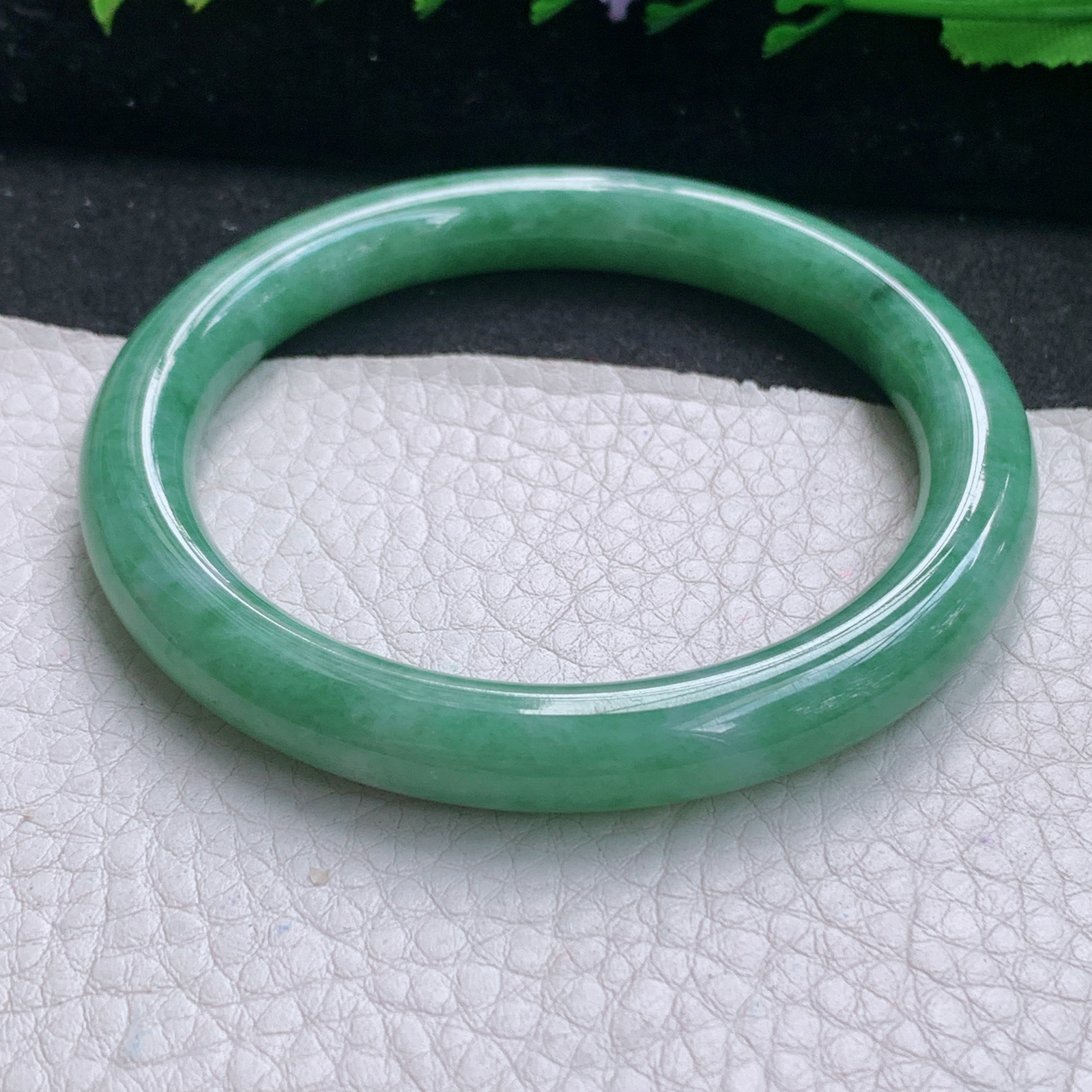 n实拍56*8.6美人镯 缅甸翡翠A货玉手镯精美满绿圆条玉手环