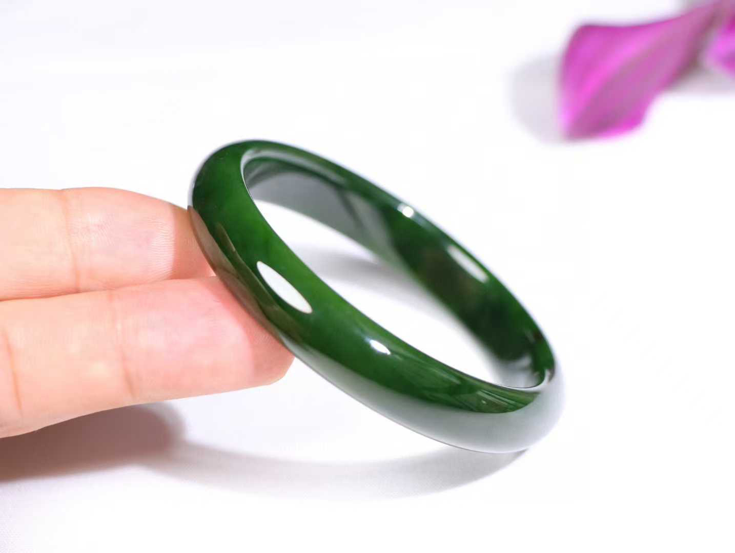 【腕间柔情】

收藏级和田玉碧玉菠菜绿手镯，俄料七号矿 红皮老料，玉质温润细腻 油性十足，色泽匀称，️款式精美时尚，佩戴美观惹眼，美自天成，婉约之美，举手投足间透出那份低调奢华。

重39.1克 圈口57.2mm尺寸57.5-11.5-7mm O18823207130