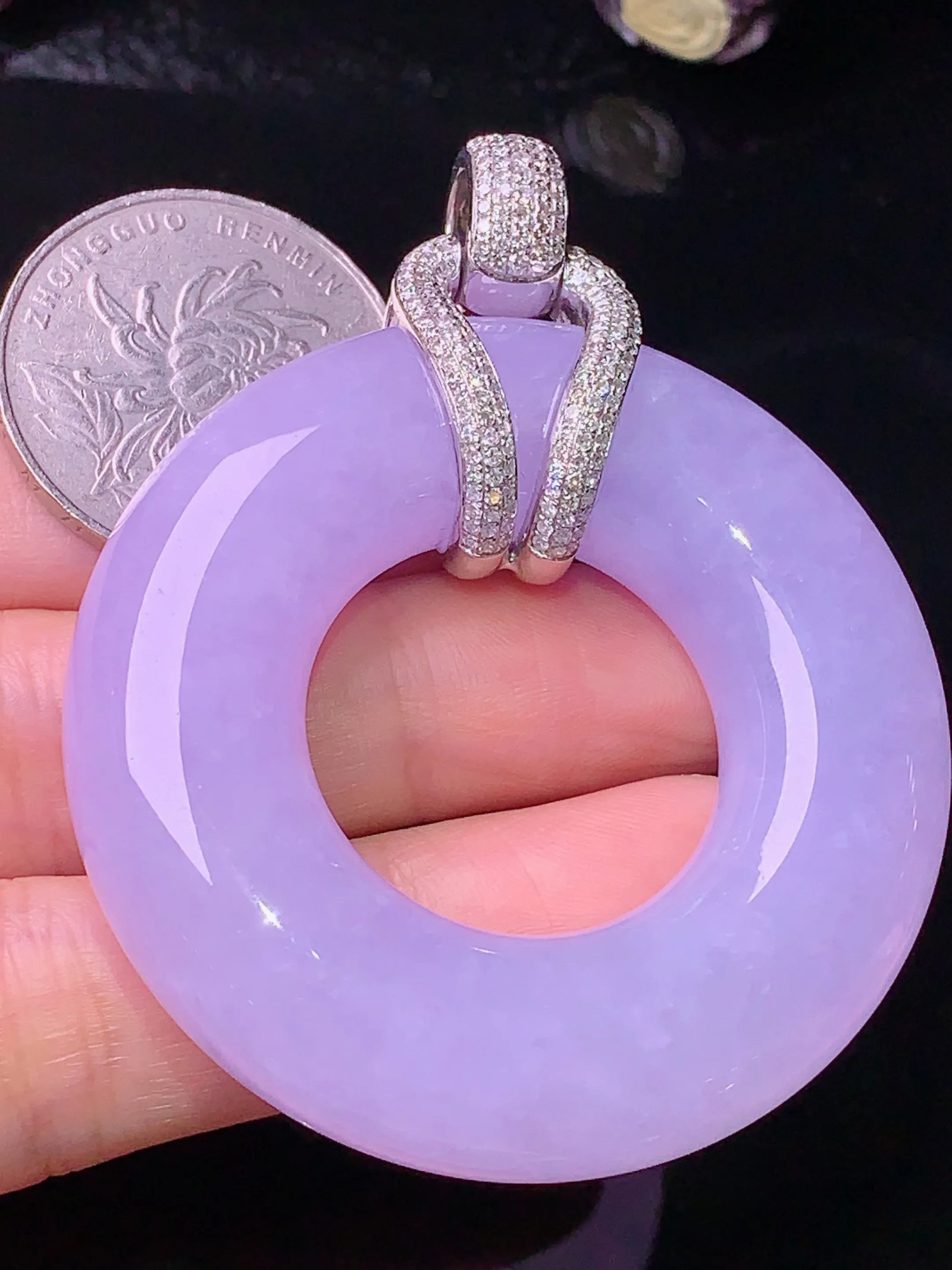 18k金钻镶嵌紫罗兰平安环吊坠 玉质细腻 色泽清新艳丽 整体尺寸61.1*49.5*12.2b1