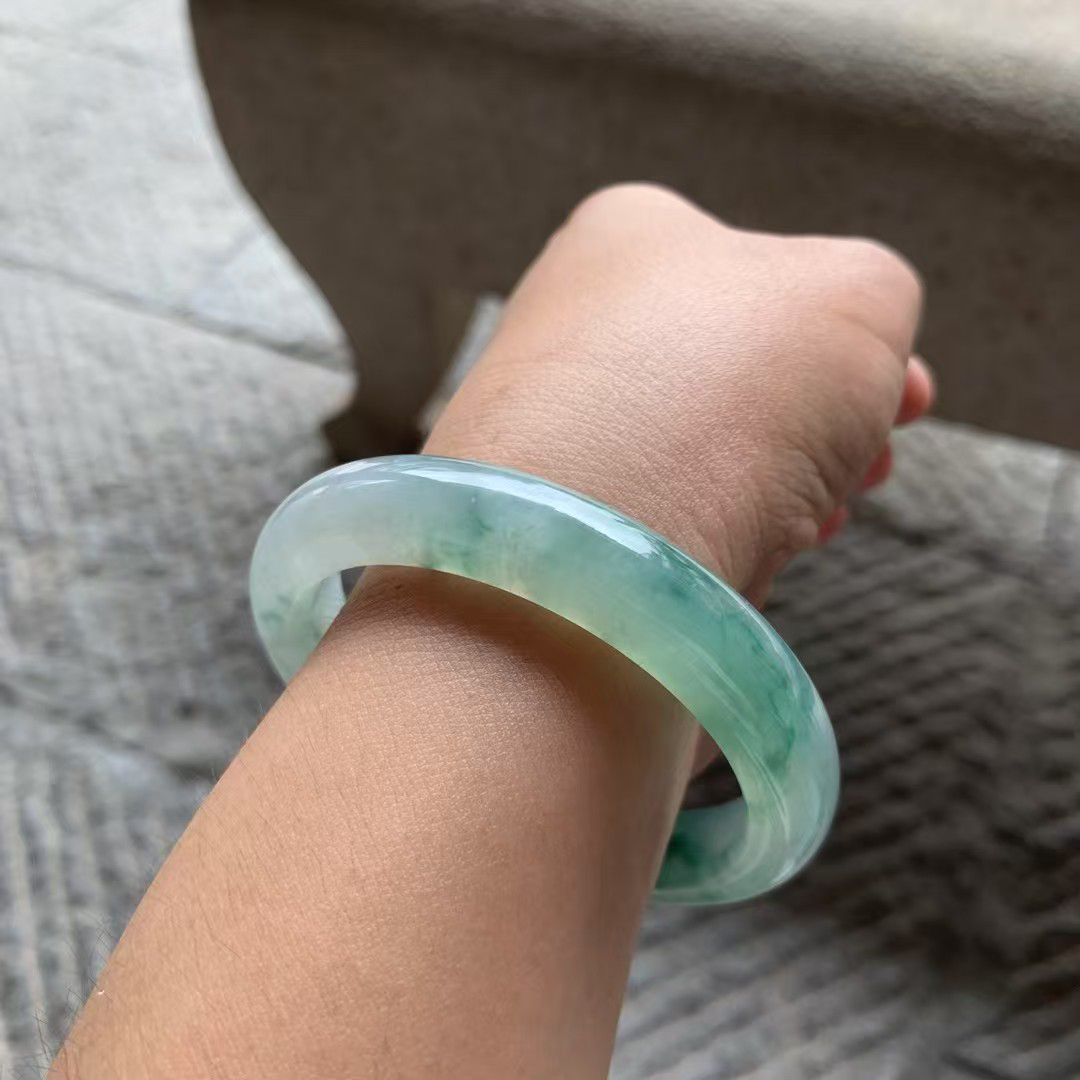 飘绿花正圈手镯尺寸56*11.3*8.8 老种通透，温润柔和，水润光泽，绿花鲜亮，灵动清雅！