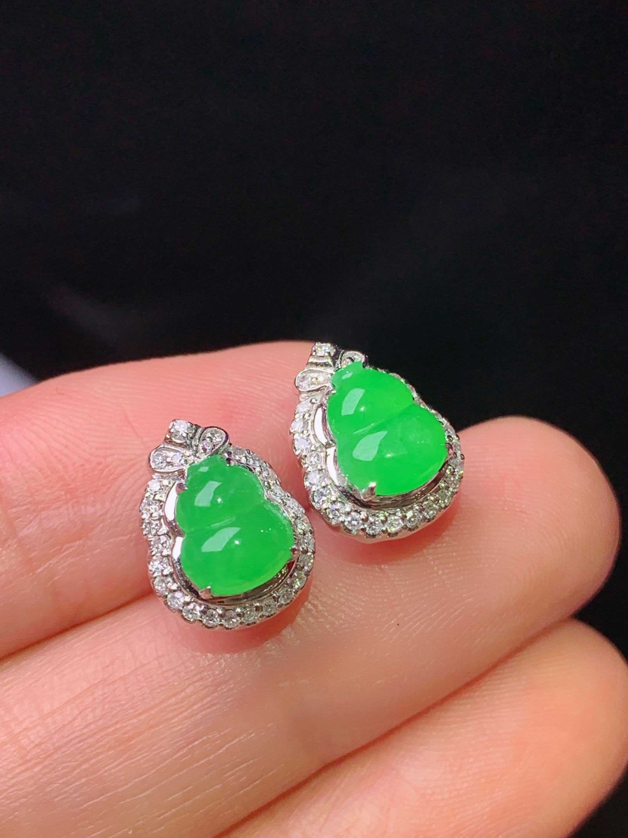 18k金钻镶嵌翠绿葫芦耳钉 玉质细腻 色泽艳丽清新 水润亮眼 整体尺寸12*9.2*6.5h1