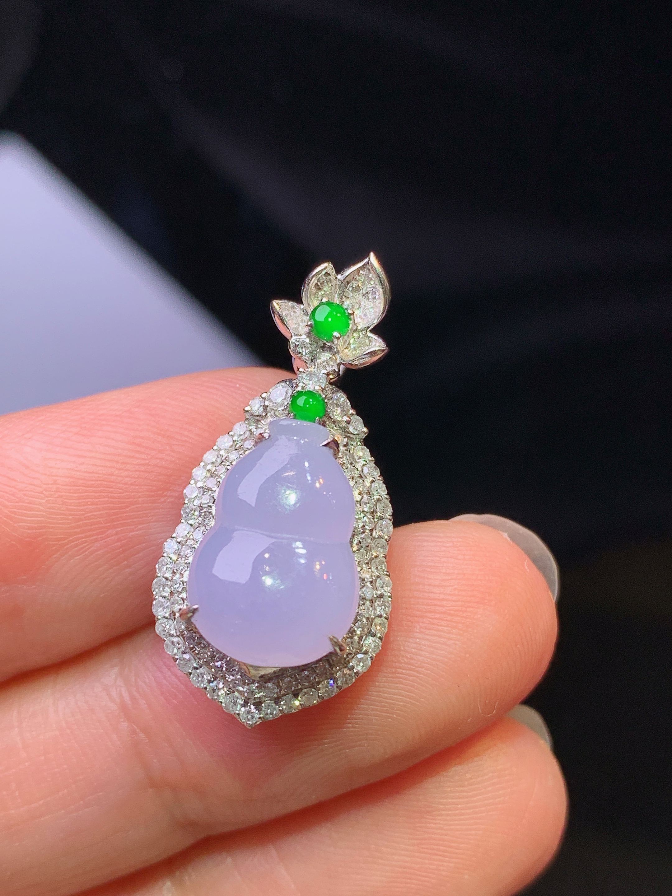 18k金钻镶嵌紫罗兰葫芦吊坠 玉质细腻 色泽艳丽清新 水润亮眼 整体尺寸26.2*12.6*9.2t1