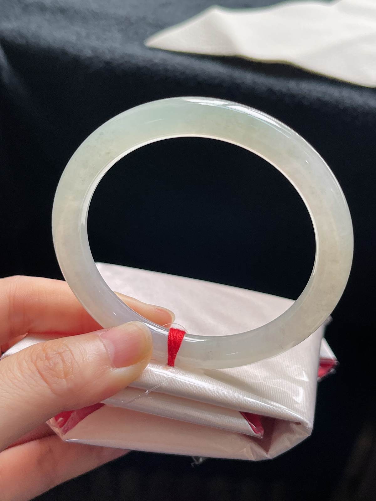 圆镯55.4圈口，翡翠冰糯种淡绿色手镯