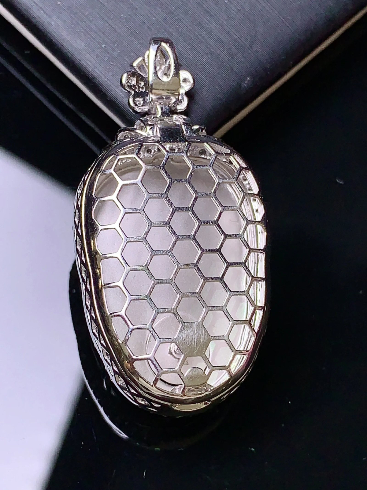 18k金钻镶嵌满绿树叶吊坠 玉质细腻 色泽清新艳丽 整体尺寸37.2*19*11.2