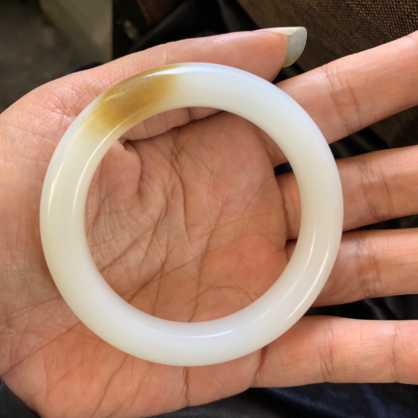 和田玉55圈口且末糖料手镯，镯型古朴典雅。在诗情画意的雨巷相遇，你是我腕间的一抹风情，有你眸有深情.清风荡漾湖间静水，我愿俯身低眉，在烟波涟漪处寻你