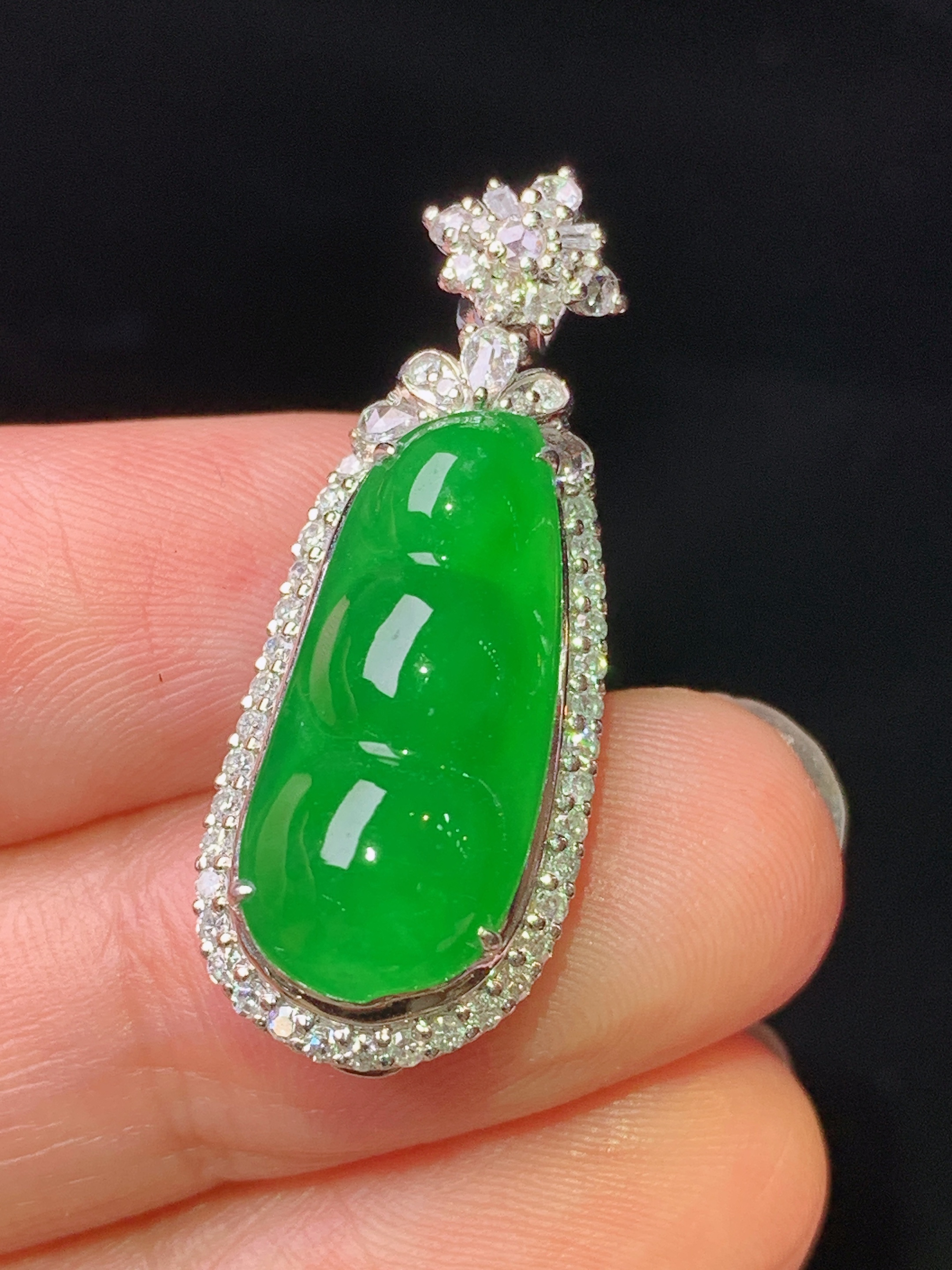 18k金钻镶嵌满绿四季豆吊坠 玉质细腻 色泽艳丽清新 水润亮眼 整体尺寸31*12*9.5h1