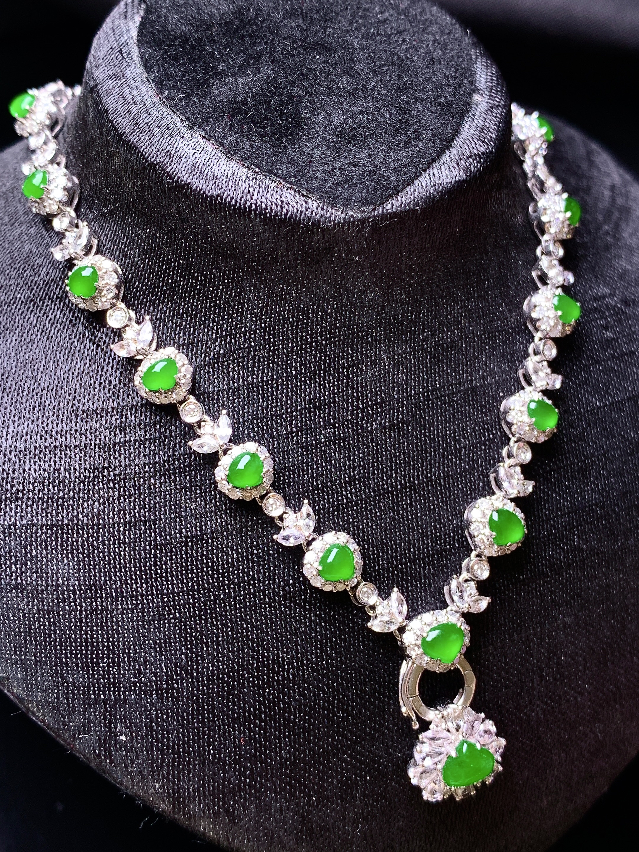 18k金钻镶嵌满绿蛋面锁骨项链 玉质细腻 色泽艳丽清新 水润亮眼 整体尺寸78*9*5.5m4