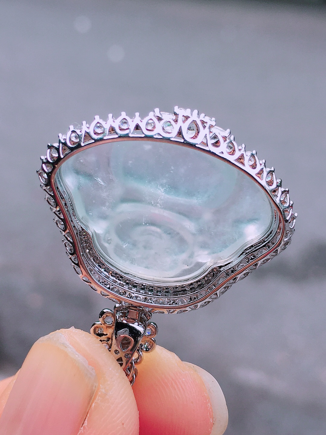 冰种佛公吊坠，玉质细腻，荧光感超
强，饱满圆润，尽显优雅气质，18k
金豪华镶嵌