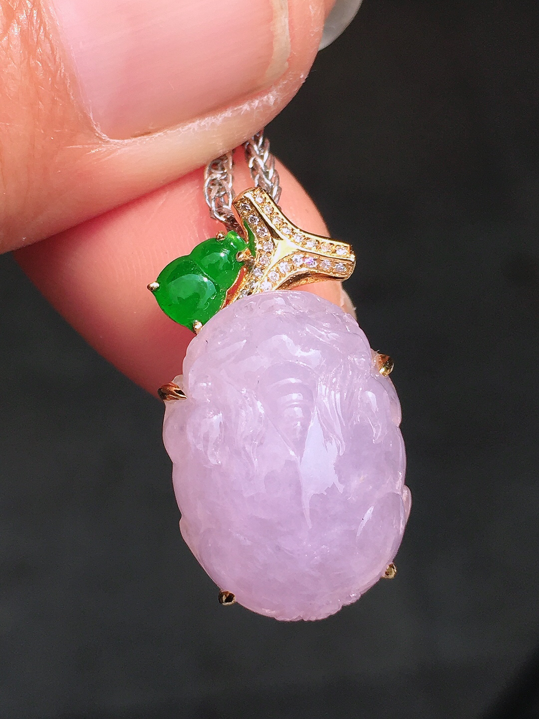 紫罗兰貔貅吊坠，色泽均匀艳丽，玉质细腻，荧光感超
强，饱满圆润，尽显优雅气质，18k
金豪华镶嵌